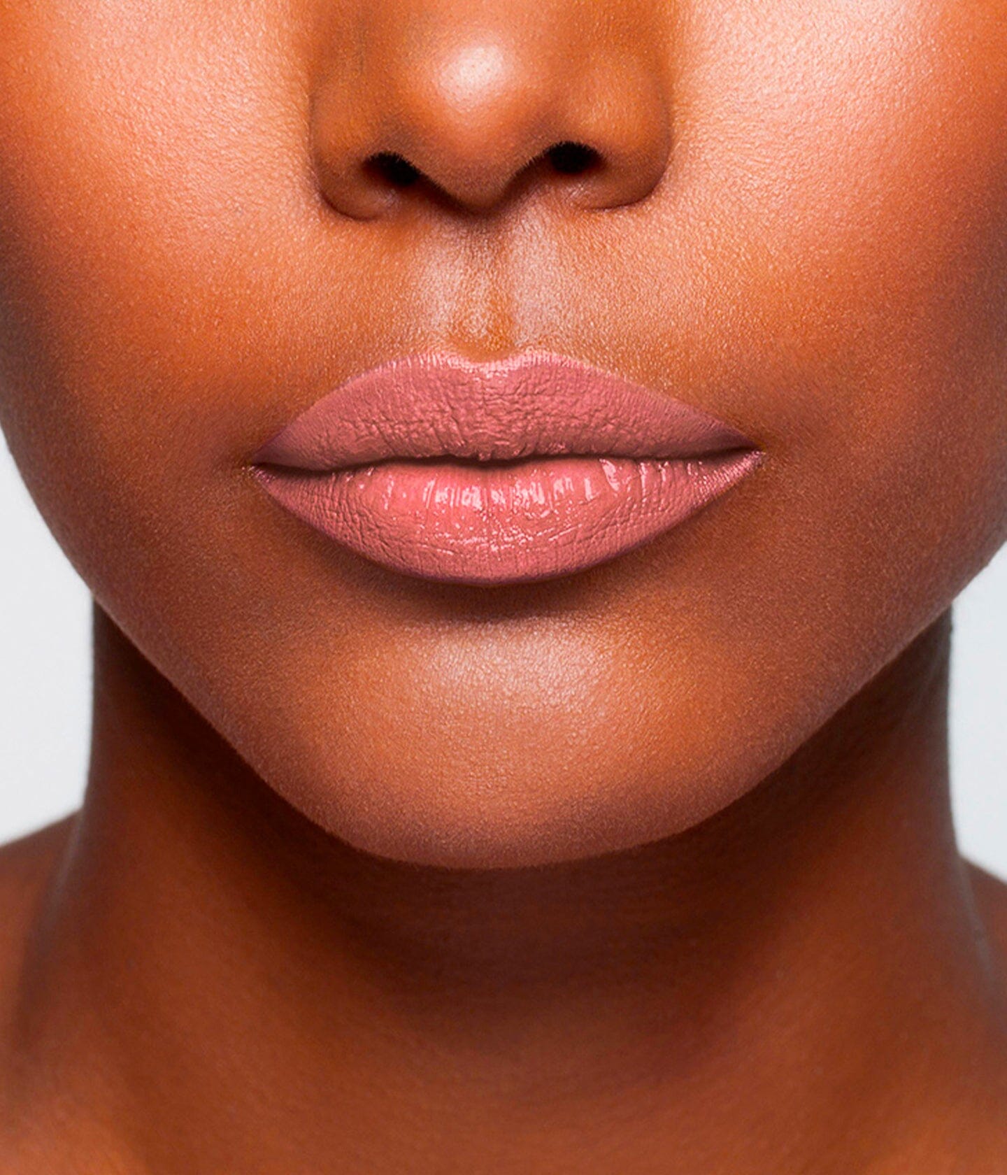 Rouge à lèvres La Bouche Rouge Paris couleur Nude clair, texture crémeuse, appliqué sur les lèvres dans un look naturel.
