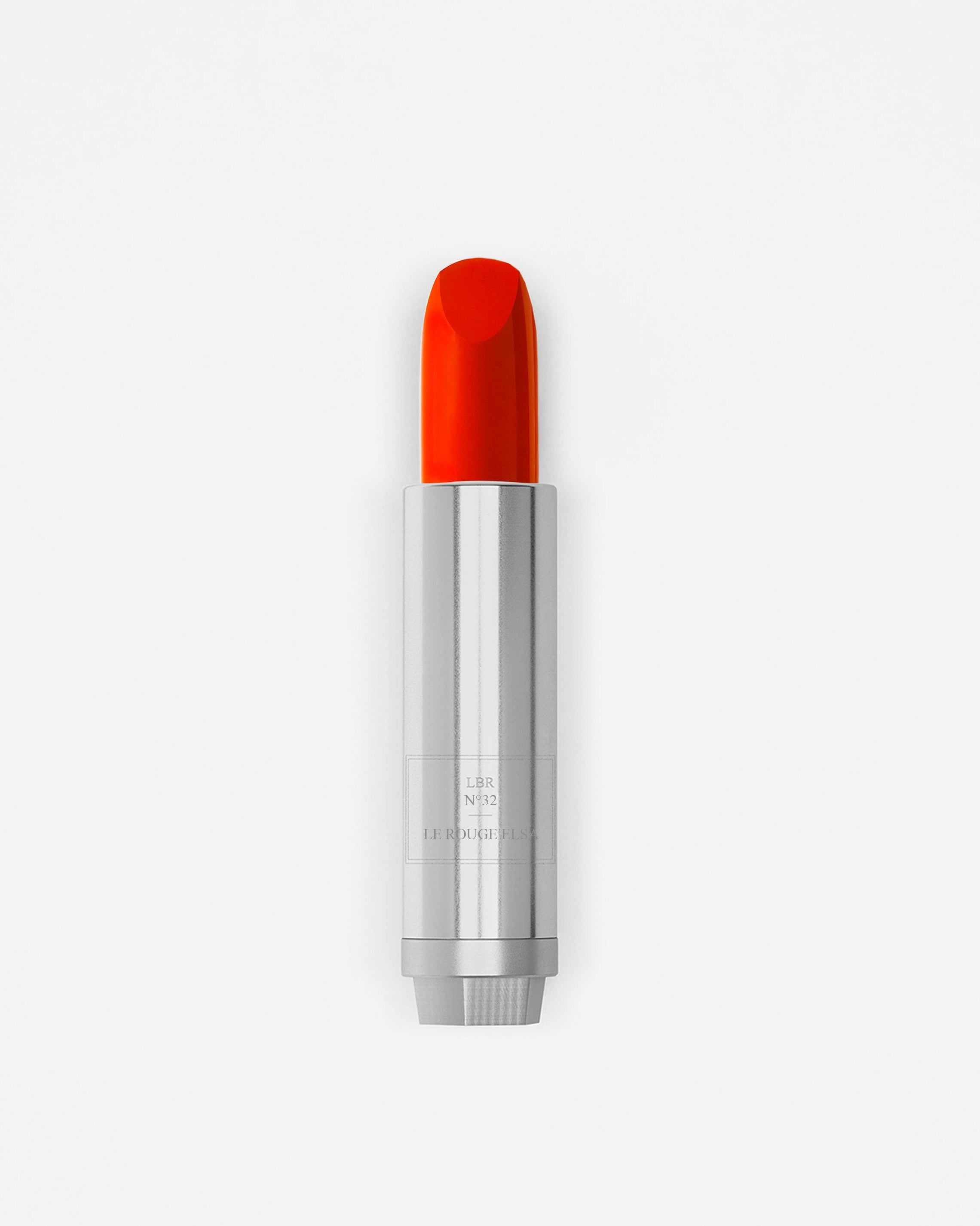 Rouge à lèvres La Bouche Rouge Paris couleur rouge éclatant, élégant tube métallique, fermé, sur fond neutre.