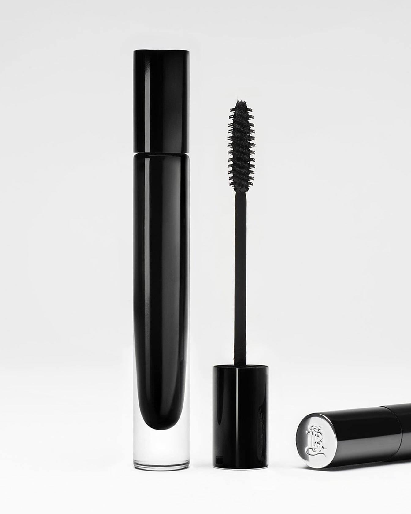 Mascara Le Sérum Noir de La Bouche Rouge Paris, brosse épaisse et noire pour des cils volumineux et définis.