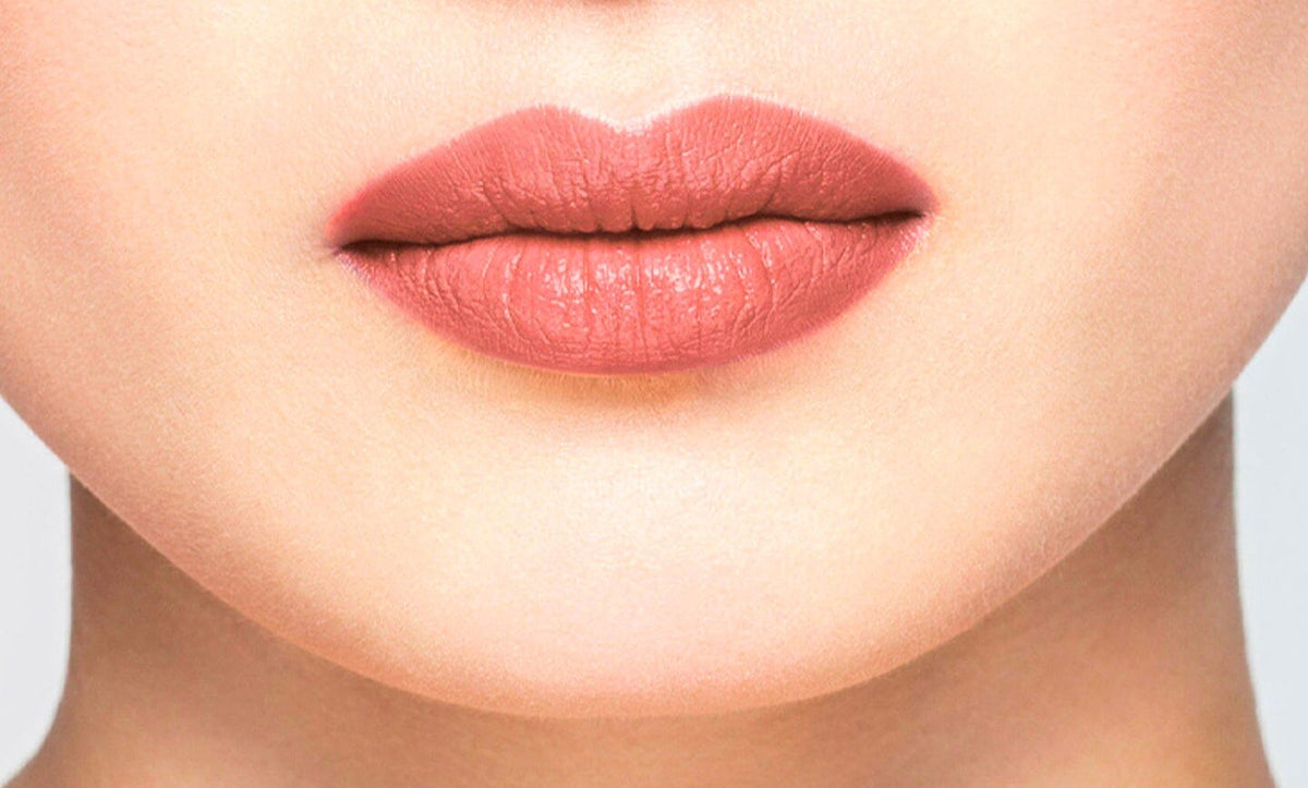 Lèvres nude clair rose avec le produit Iconiques de La Bouche Rouge Paris, présentation élégante et sophistiquée.