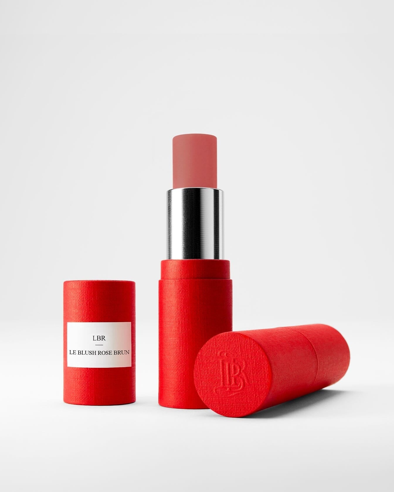 Refill de rouge à lèvres La Bouche Rouge Paris Rose Brun et Rose Saint-Germain avec emballage transparent et bâton de rouge.