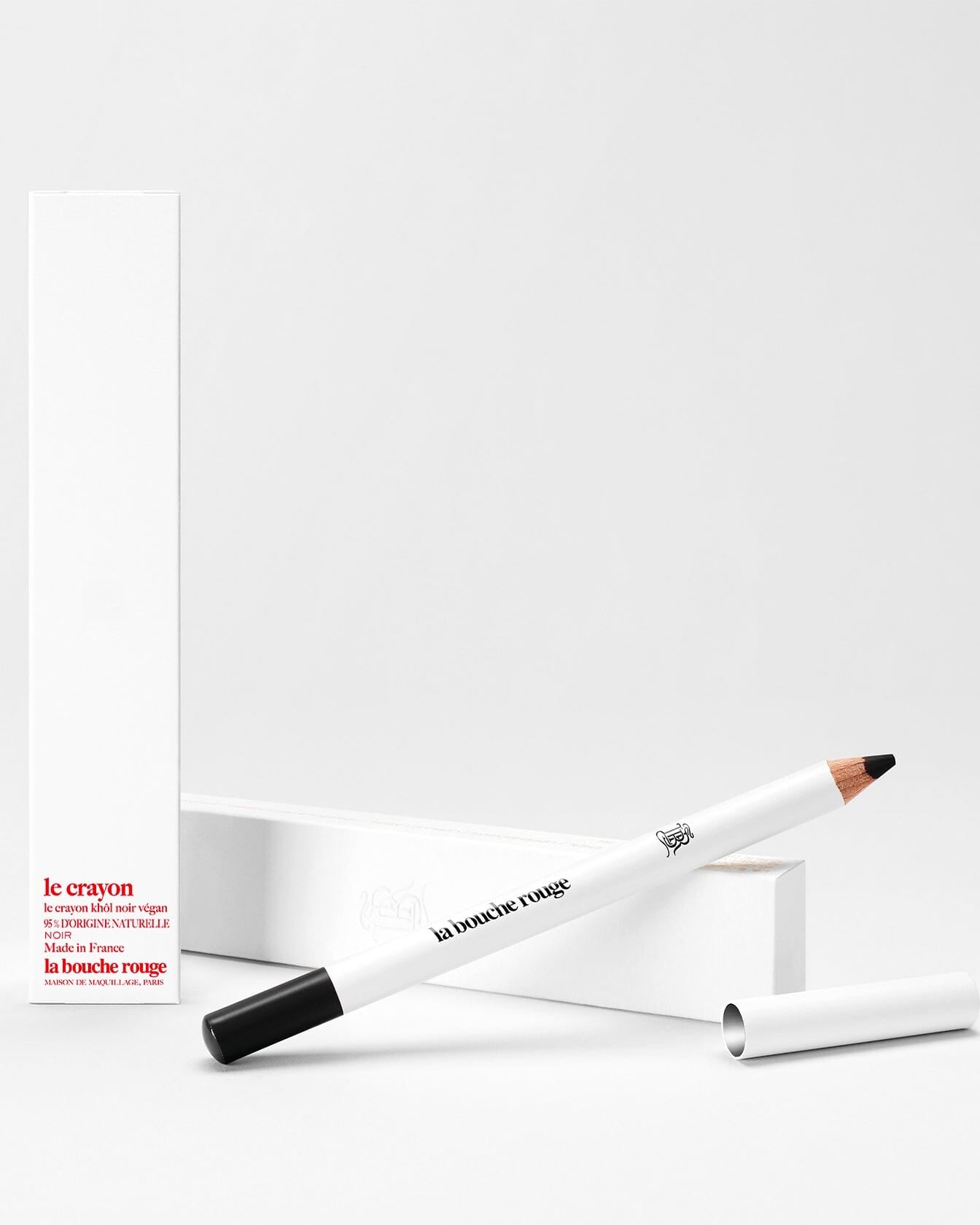L'eyeliner khôl noir de La Bouche Rouge Paris, appliqué sur la paupière pour un regard intense et sophistiqué.