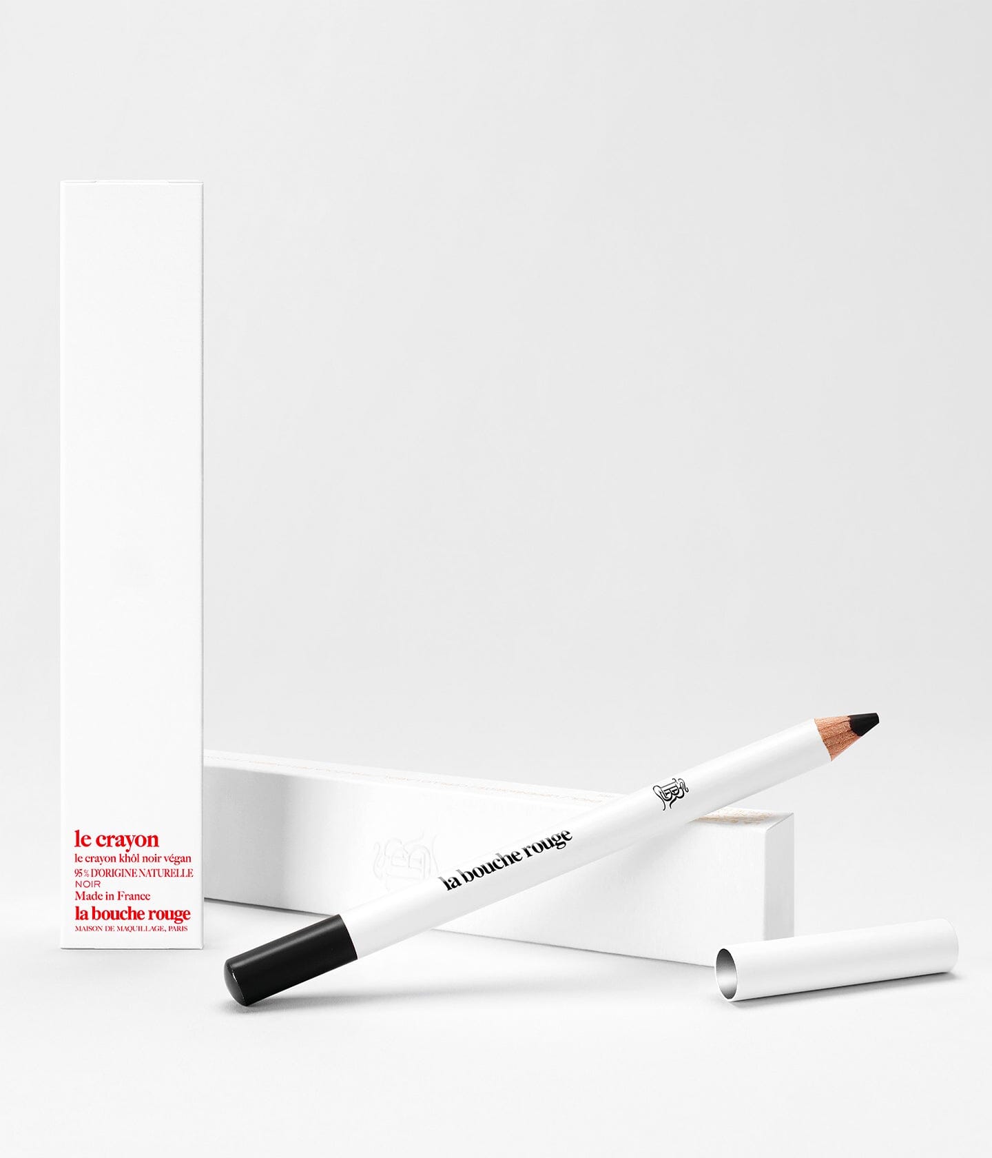 L'eyeliner khôl noir de La Bouche Rouge Paris, appliqué sur la paupière pour un regard intense et sophistiqué.