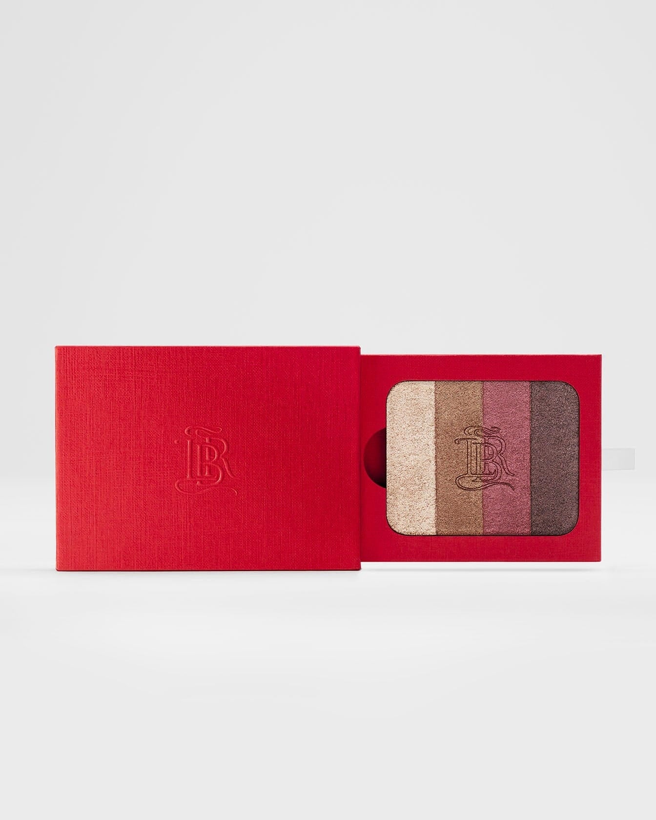 Ombre à paupières La Bouche Rouge Paris dans la teinte Chilwa, fard à paupières brun avec nuances naturelles, application douce.