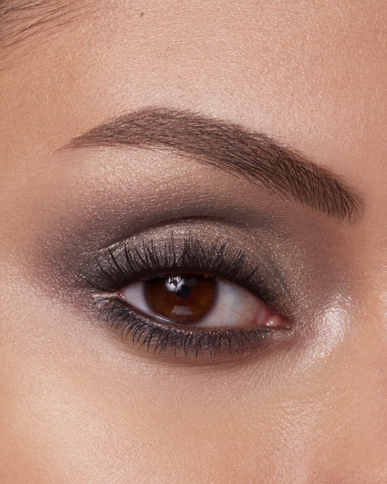 Palette d'ombres à paupières La Bouche Rouge Paris, teintes variées et textures pour un maquillage sophistiqué.