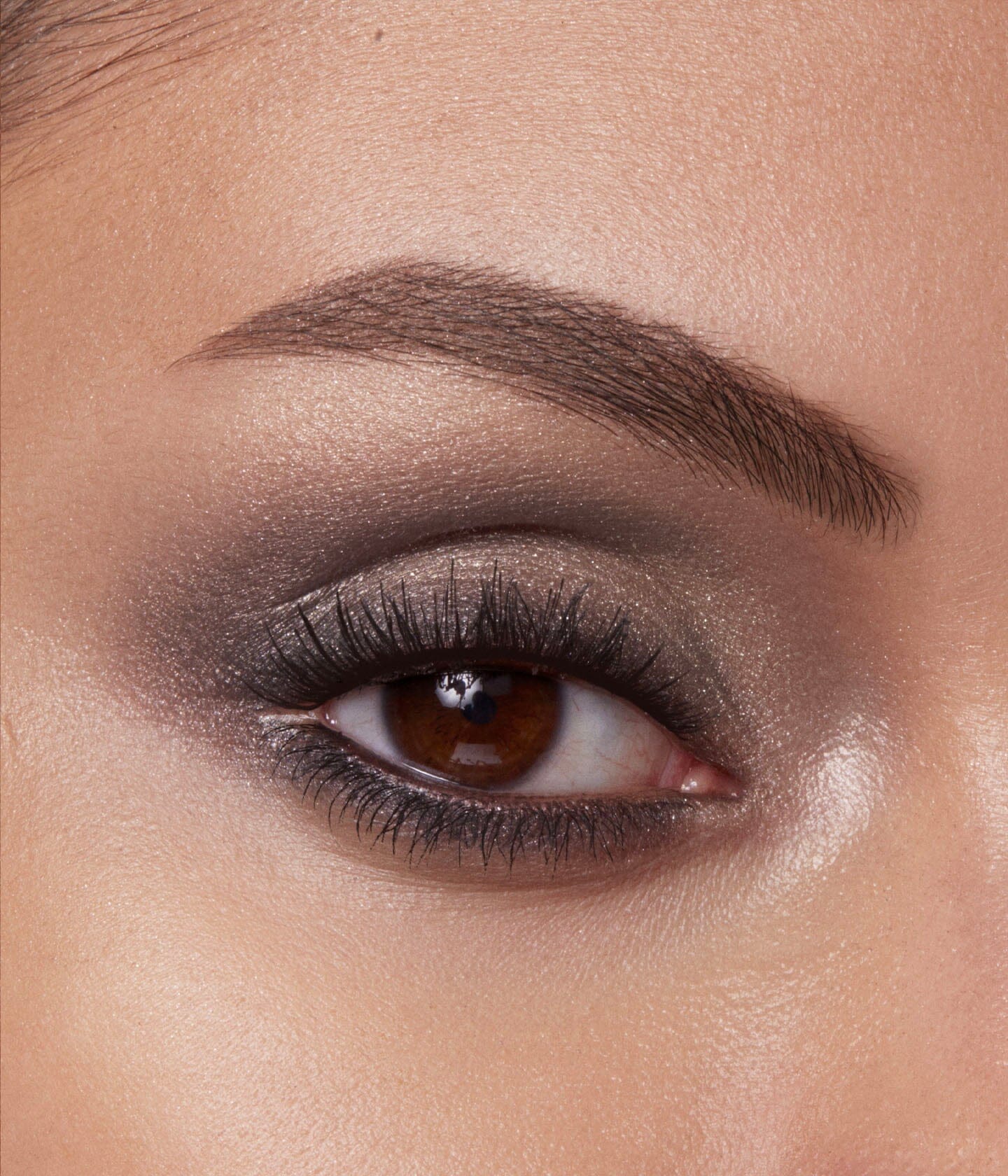 Palette d'ombres à paupières La Bouche Rouge Paris, teintes variées et textures pour un maquillage sophistiqué.