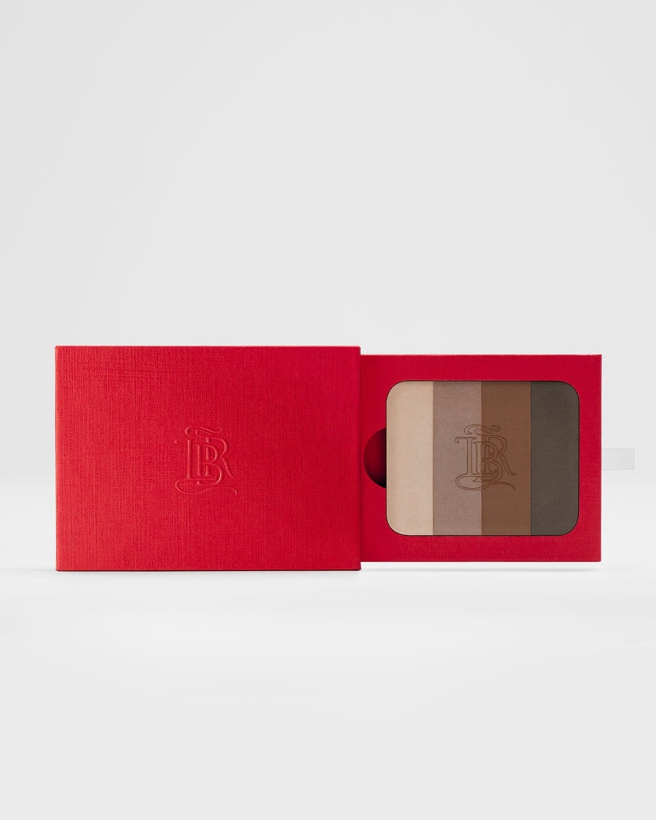 Ombre à paupières La Bouche Rouge Paris avec plusieurs teintes, application en poudre pour un maquillage sophistiqué.