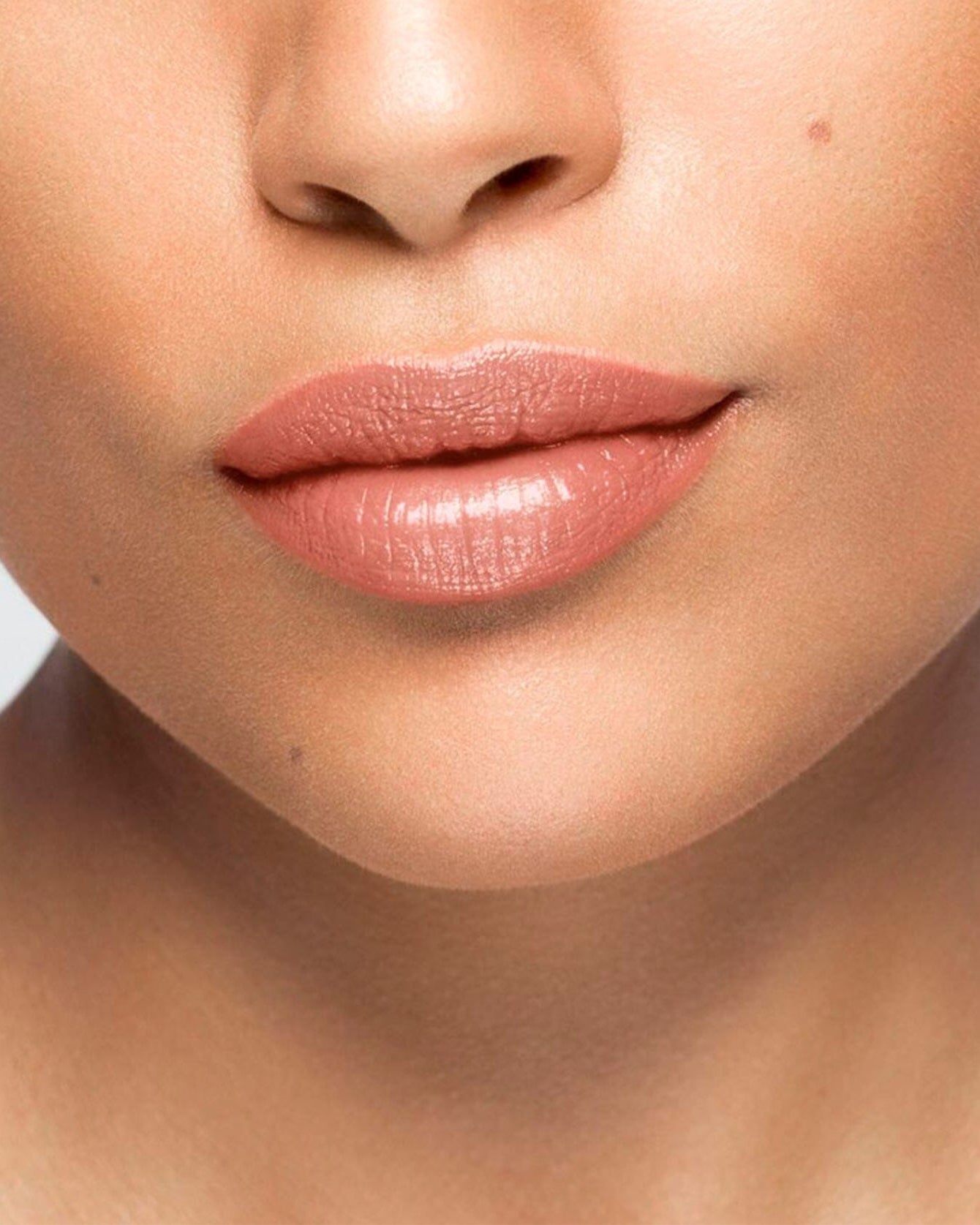 Baume à lèvres La Bouche Rouge Paris, soin des lèvres avec texture douce et hydratante, couleur pêche naturelle.