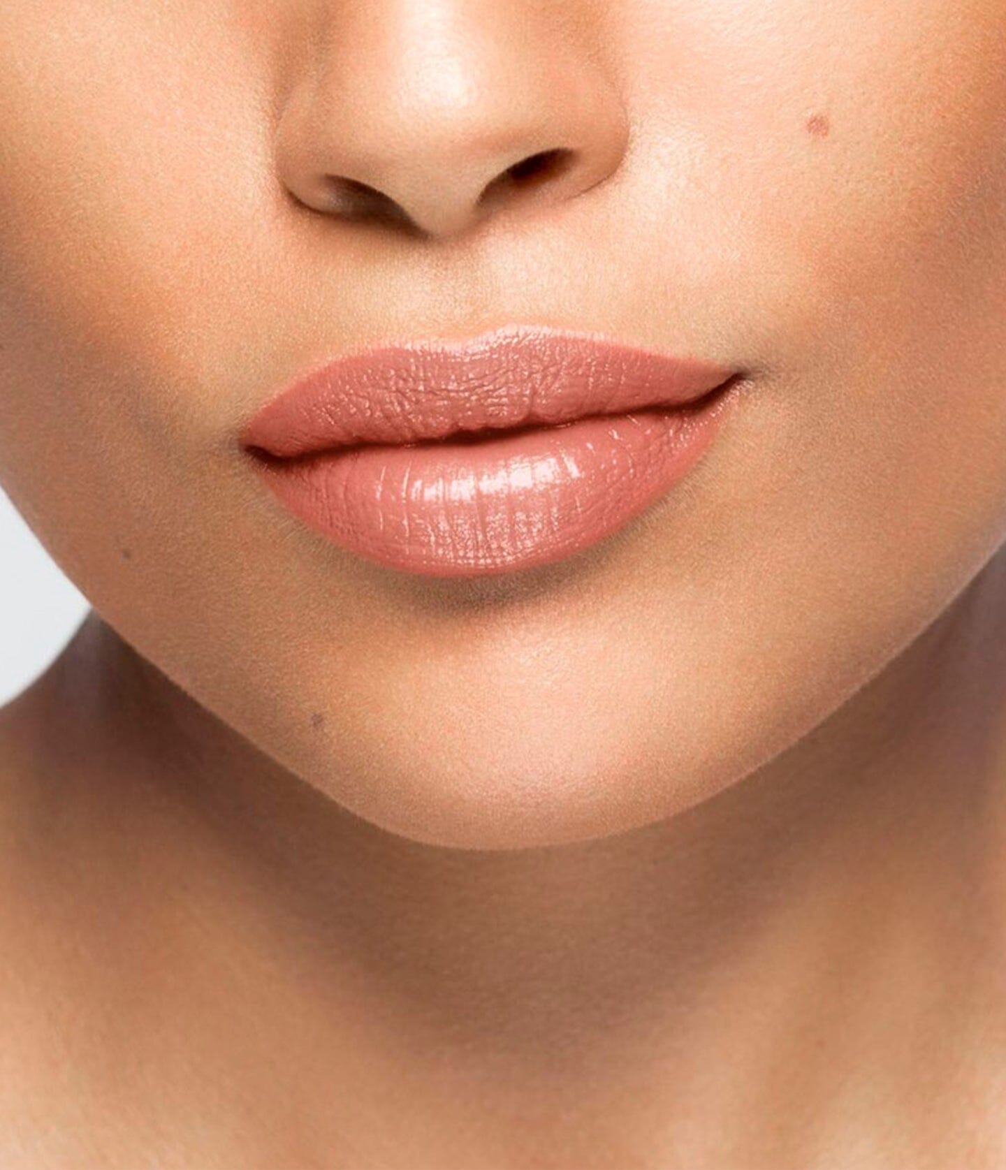 Baume à lèvres La Bouche Rouge Paris, soin des lèvres avec texture douce et hydratante, couleur pêche naturelle.