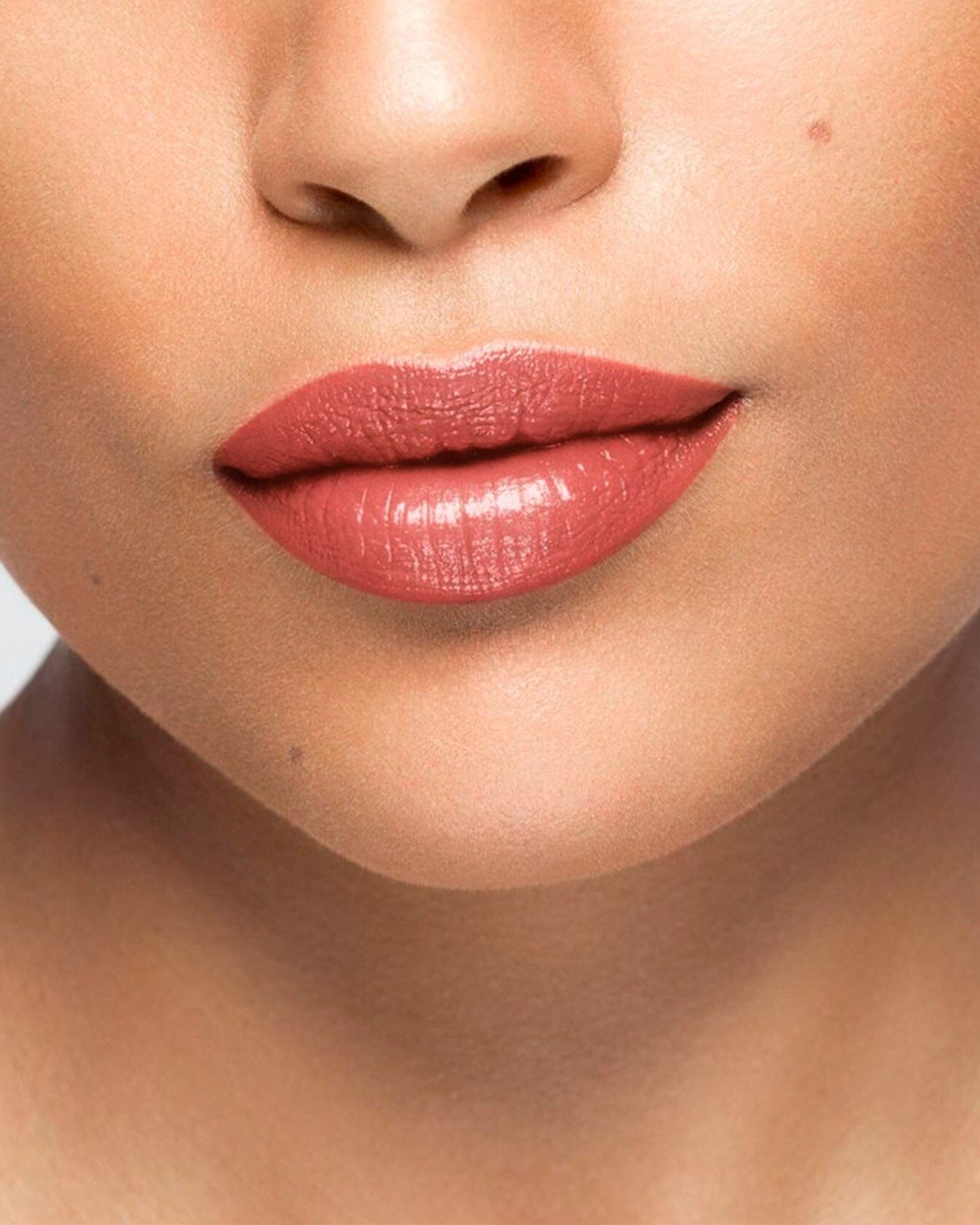 Baume à lèvres La Bouche Rouge Paris, soin des lèvres, tube rouge avec packaging élégant, prêt à hydrater et protéger les lèvres.