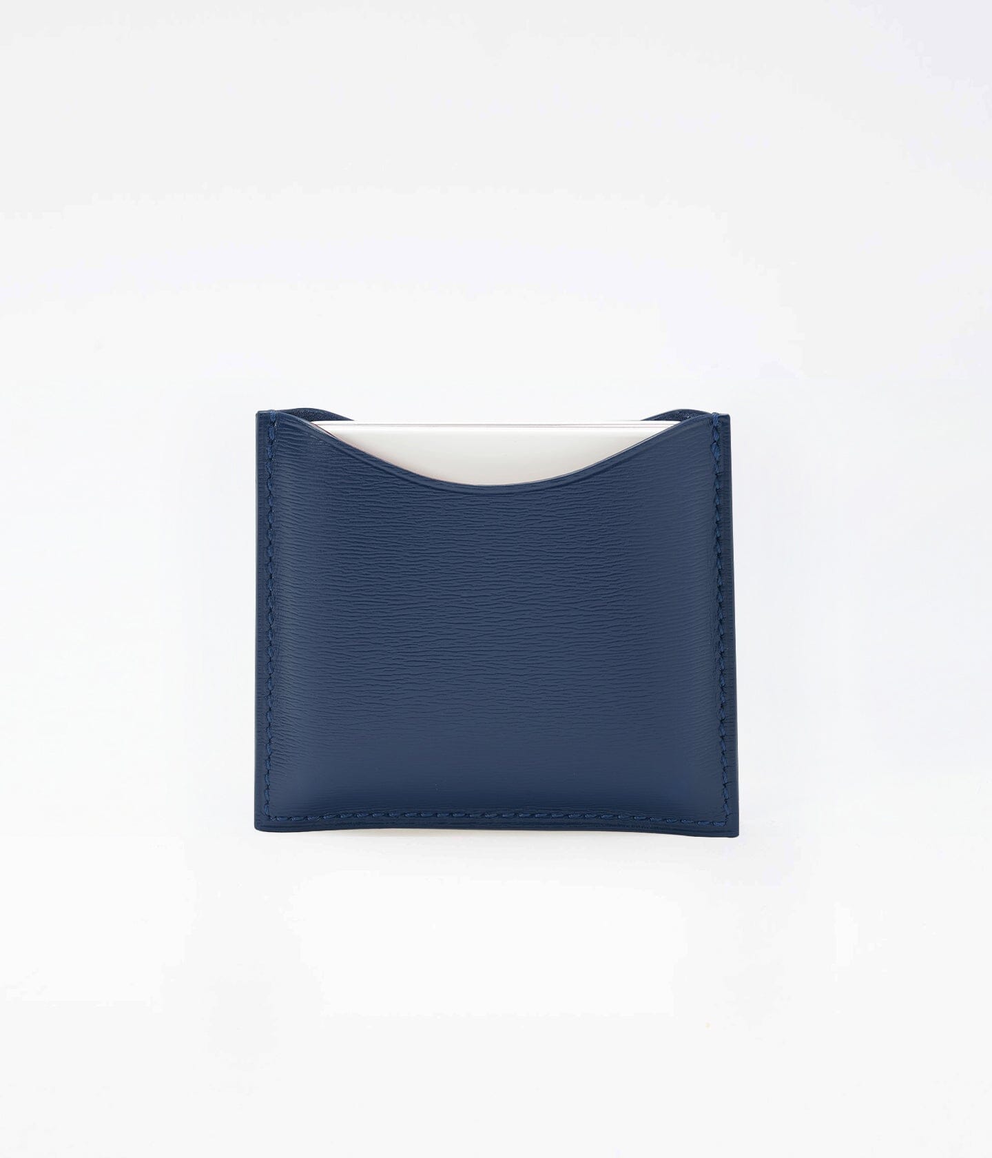 Poudrier rechargeable en cuir bleu marine de La Bouche Rouge Paris, compact et élégant, avec miroir intégré.
