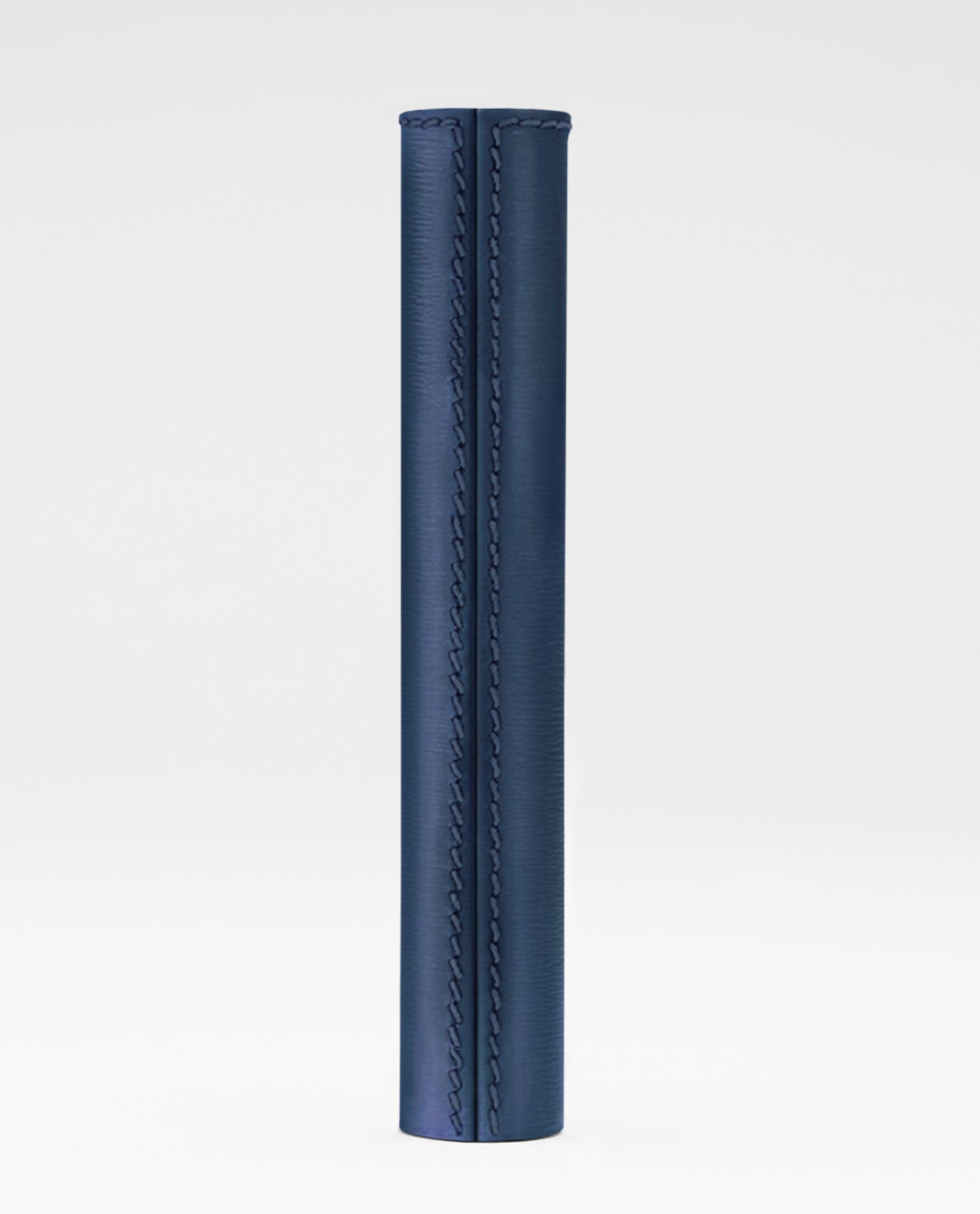 Fourreau en cuir bleu marine pour mascara, fabriqué par La Bouche Rouge Paris, avec finition élégante et texture souple.