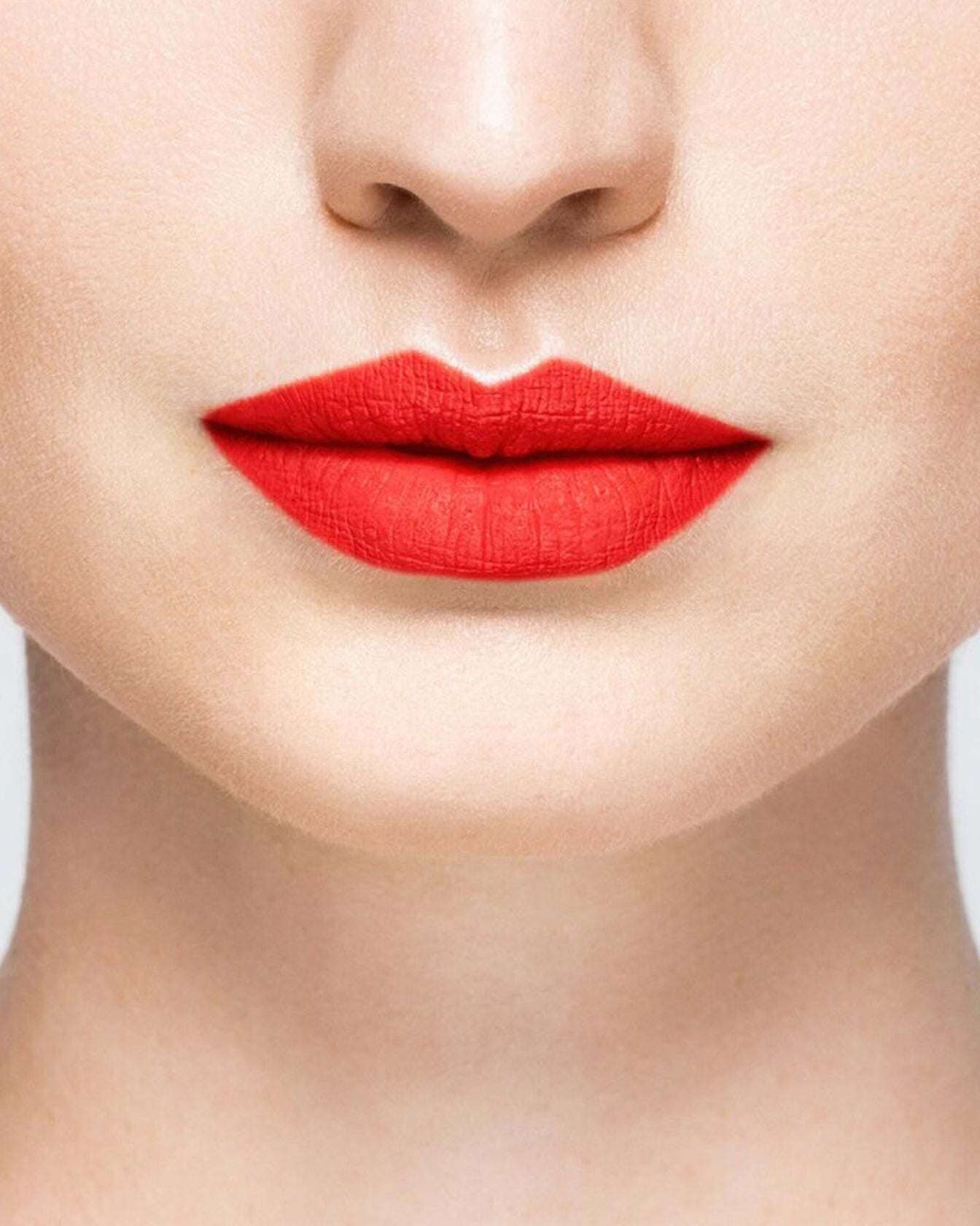 Rouge à lèvres La Bouche Rouge Paris en teinte NeonGiedre, appliqué sur la peau, mettant en valeur la couleur vibrante du produit.