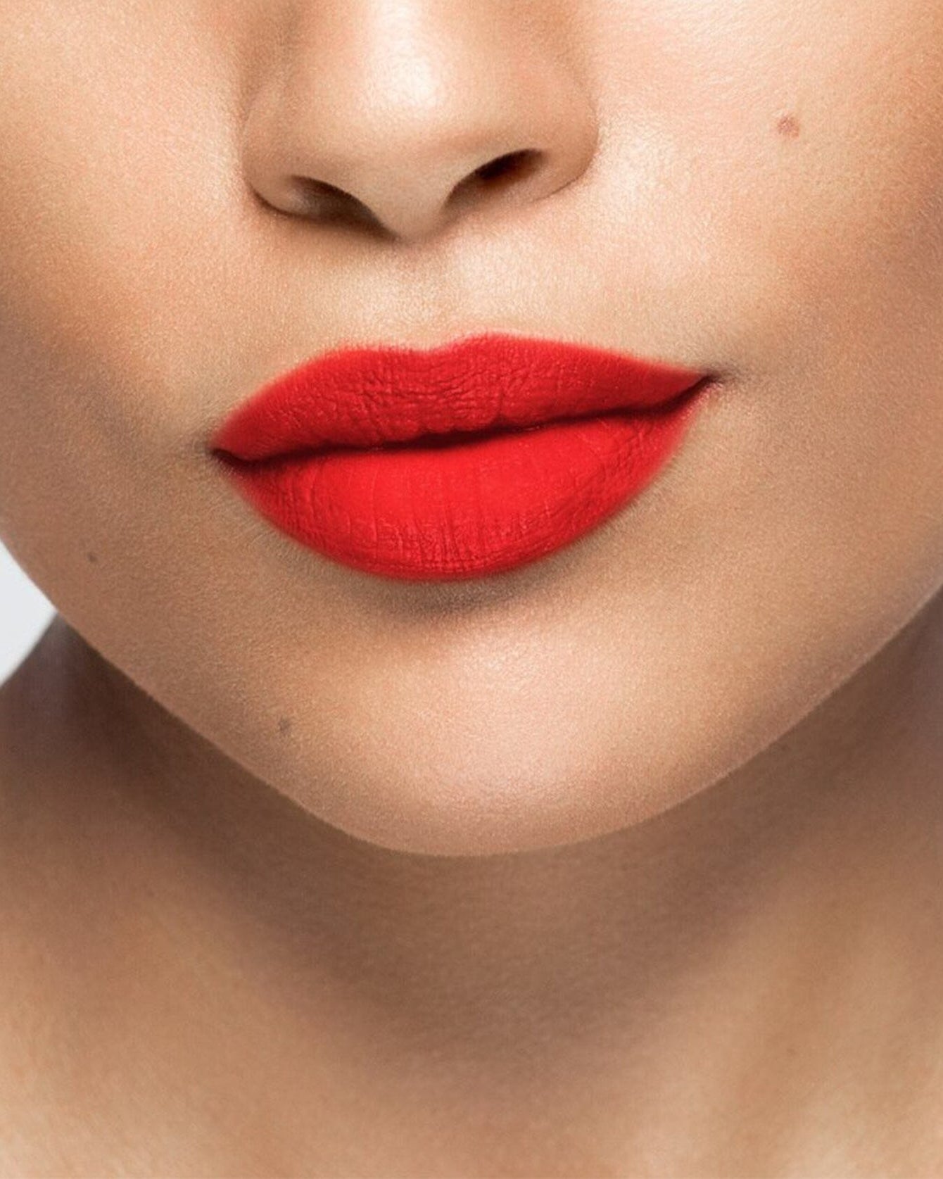 Rouge à lèvres La Bouche Rouge Paris en teinte néon, appliqué sur une peau claire, mettant en valeur la couleur vibrante.