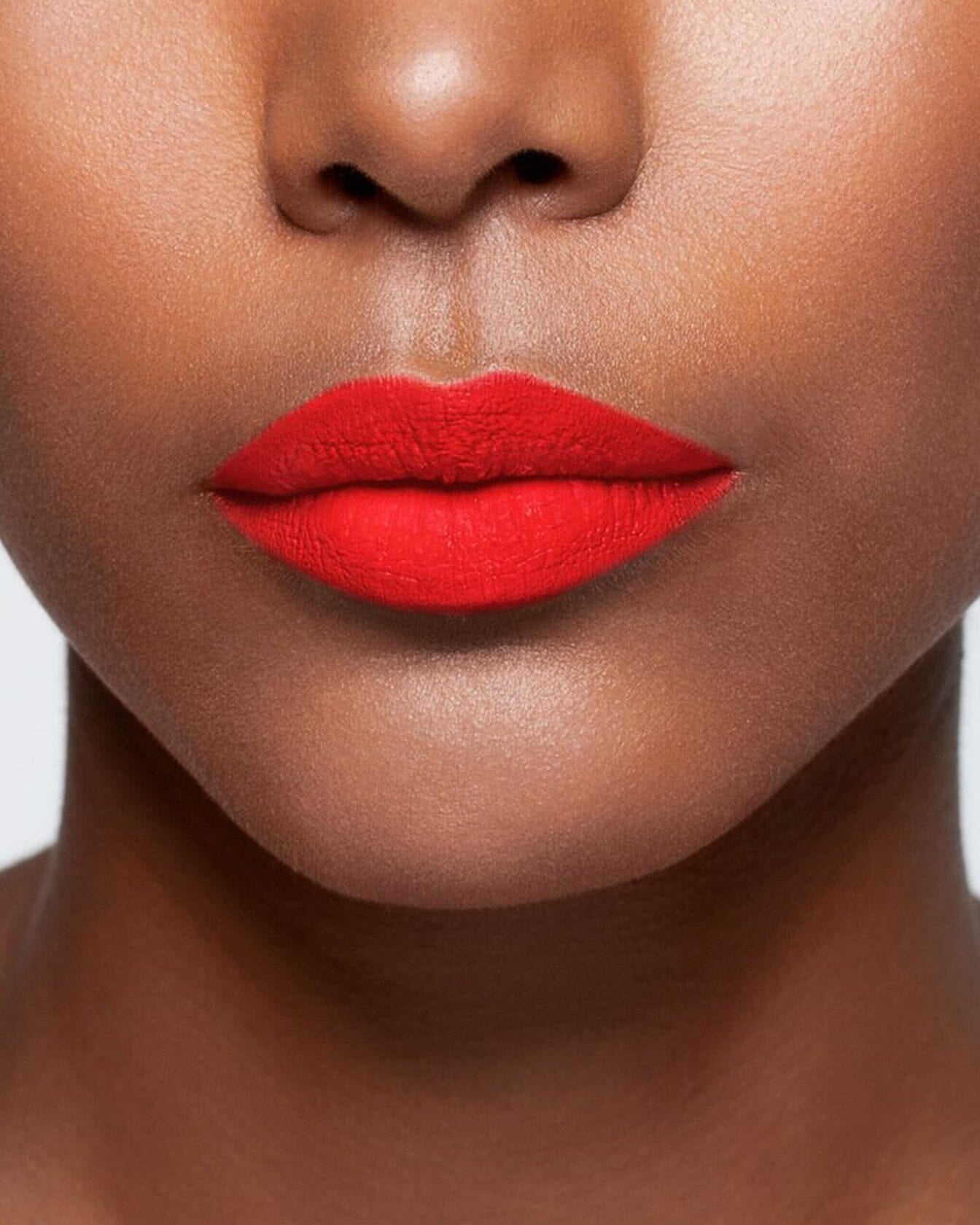 Rouge à lèvres La Bouche Rouge Paris en teinte néon sur peau claire, application visible, fini brillant et élégant.