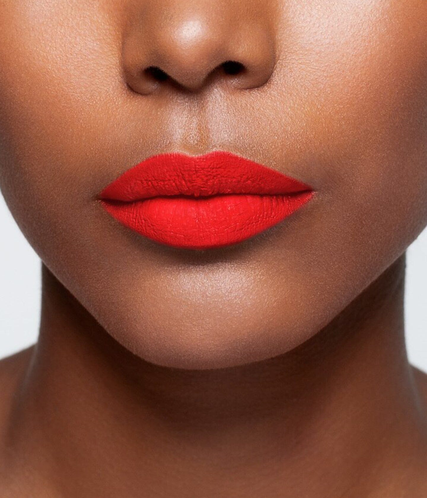 Rouge à lèvres La Bouche Rouge Paris en teinte néon sur peau claire, application visible, fini brillant et élégant.