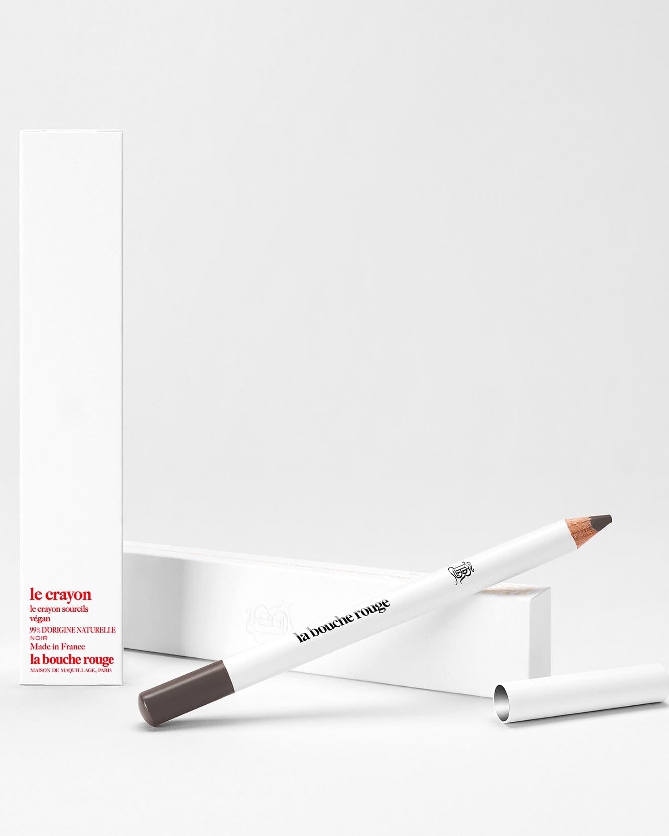 Crayon sourcils noir La Bouche Rouge Paris, texture fine et précis pour définir et remplir les sourcils.
