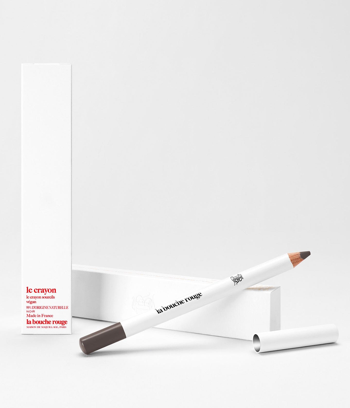 Crayon sourcils noir La Bouche Rouge Paris, texture fine et précis pour définir et remplir les sourcils.