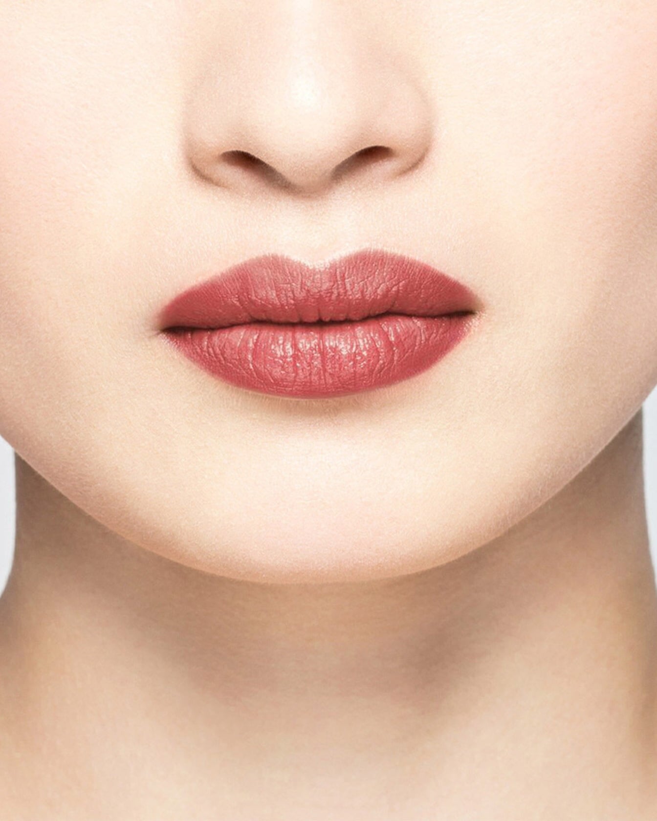Rouge à lèvres nude marron La Bouche Rouge Paris, tube élégant ouvert montrant la couleur naturelle et sophistiquée.