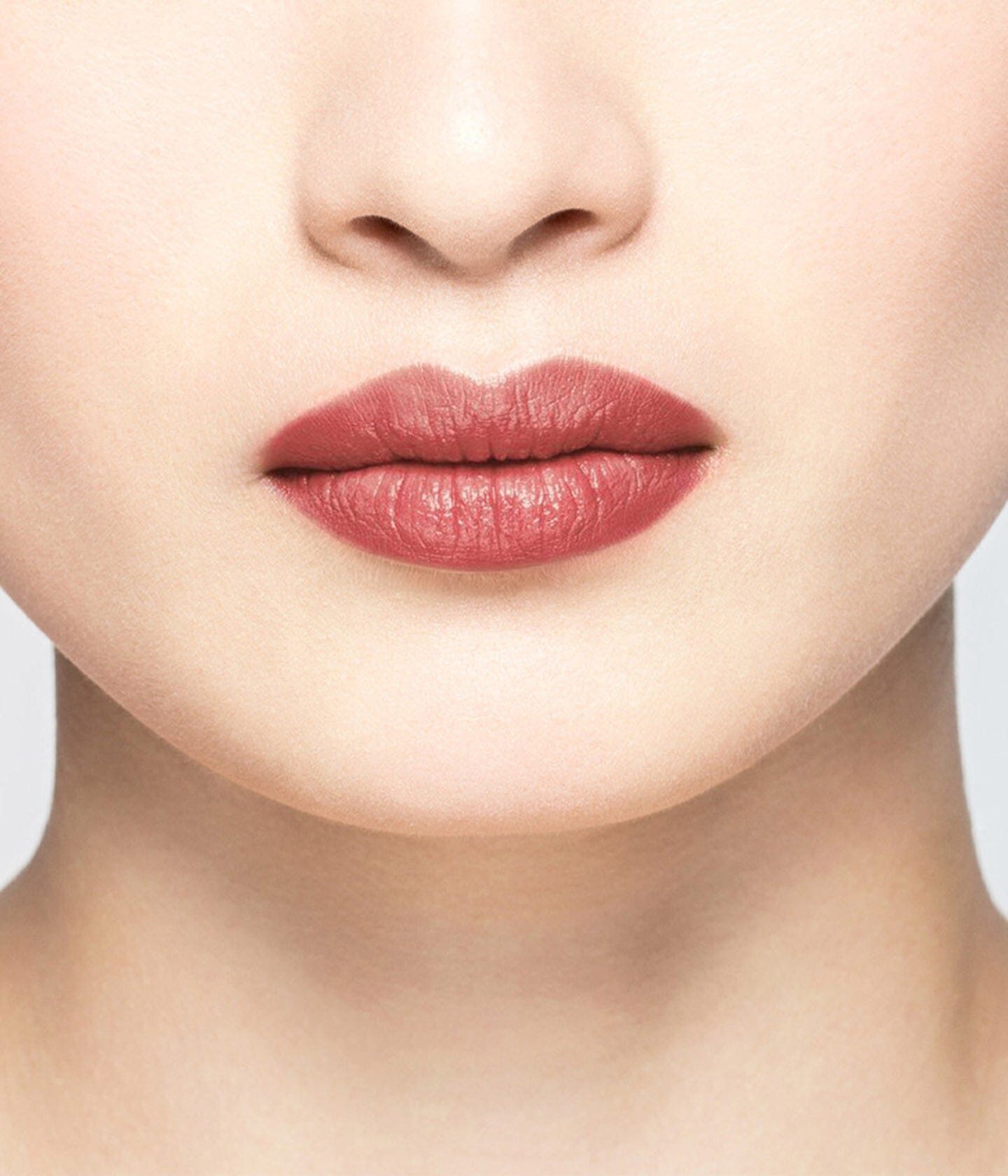 Rouge à lèvres nude marron La Bouche Rouge Paris, tube élégant ouvert montrant la couleur naturelle et sophistiquée.