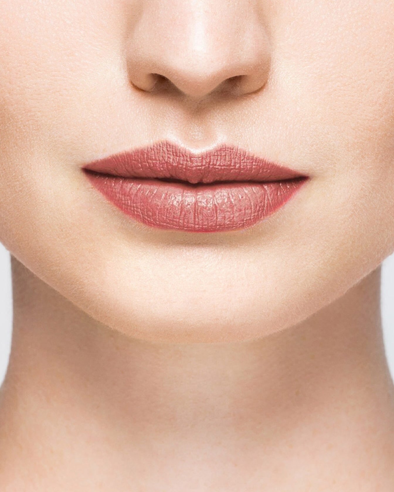 Rouge à lèvres nude marron La Bouche Rouge Paris, texture crémeuse et fini naturel, visible dans l'image.