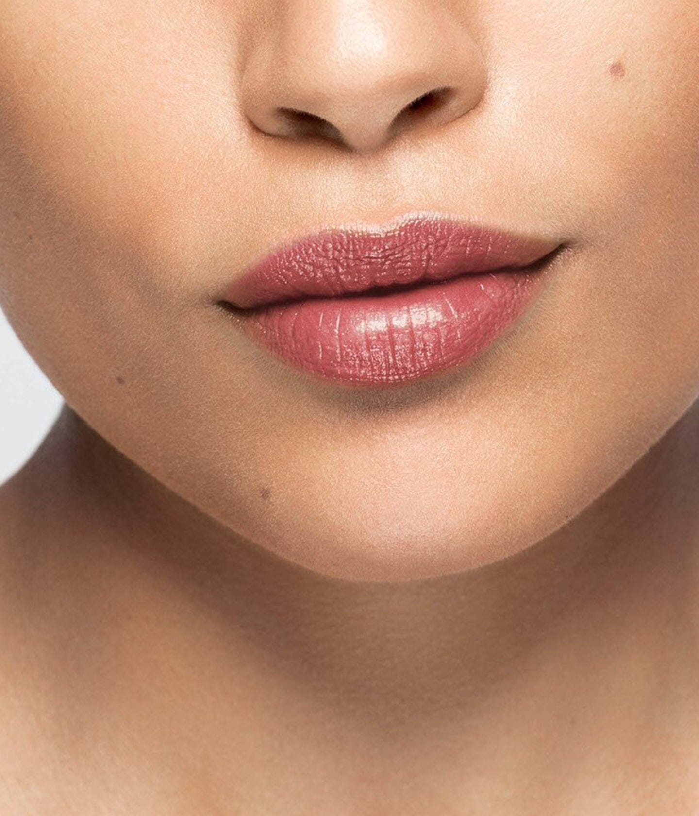 Rouge à lèvres nude marron La Bouche Rouge Paris, tube élégant, prêt à être appliqué sur les lèvres pour un look sophistiqué.