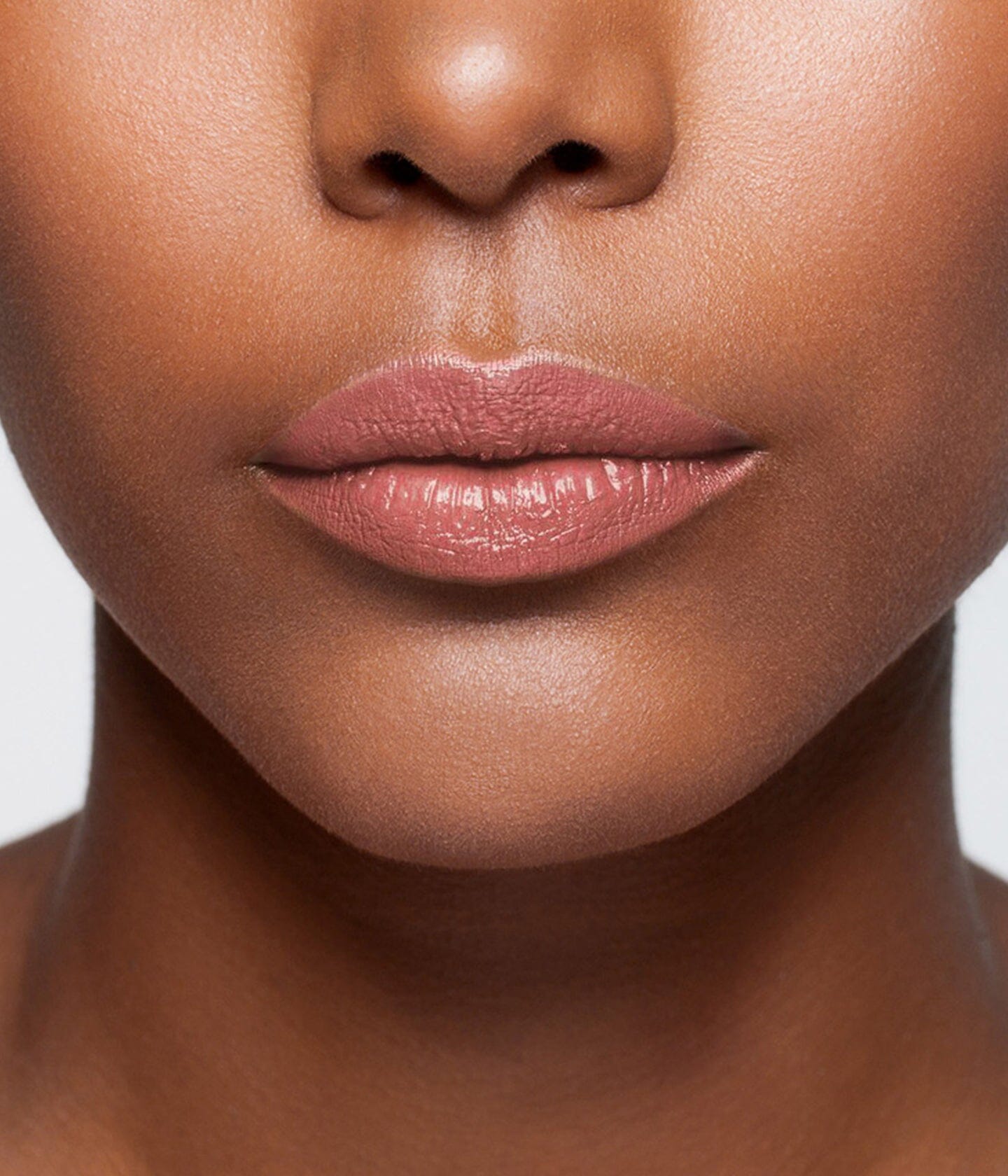 Rouge à lèvres nude marron La Bouche Rouge Paris, tube ouvert montrant la couleur douce et naturelle.