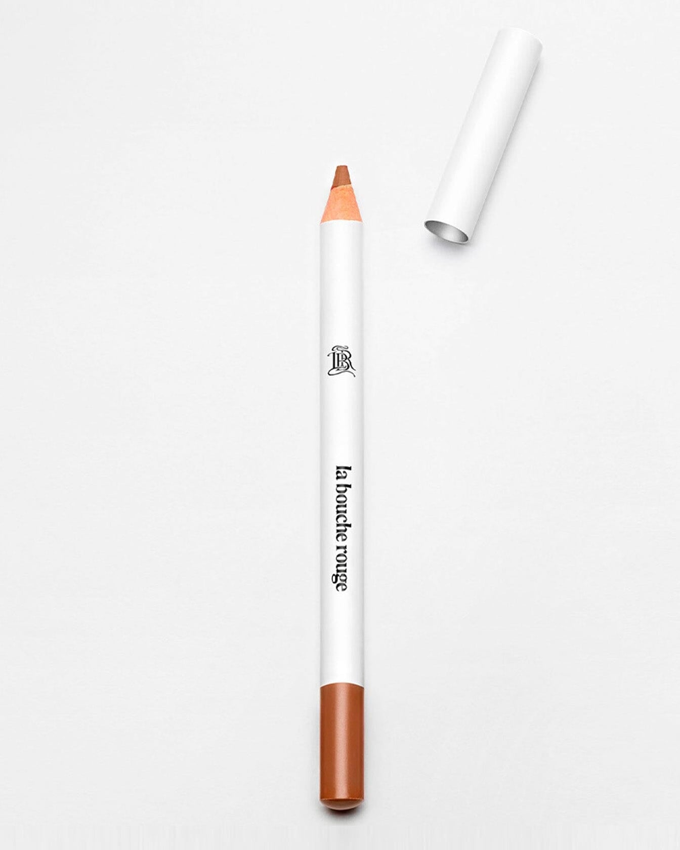 Crayon à lèvres nude La Bouche Rouge Paris avec mine fine pour une application précise, visible en gros plan.