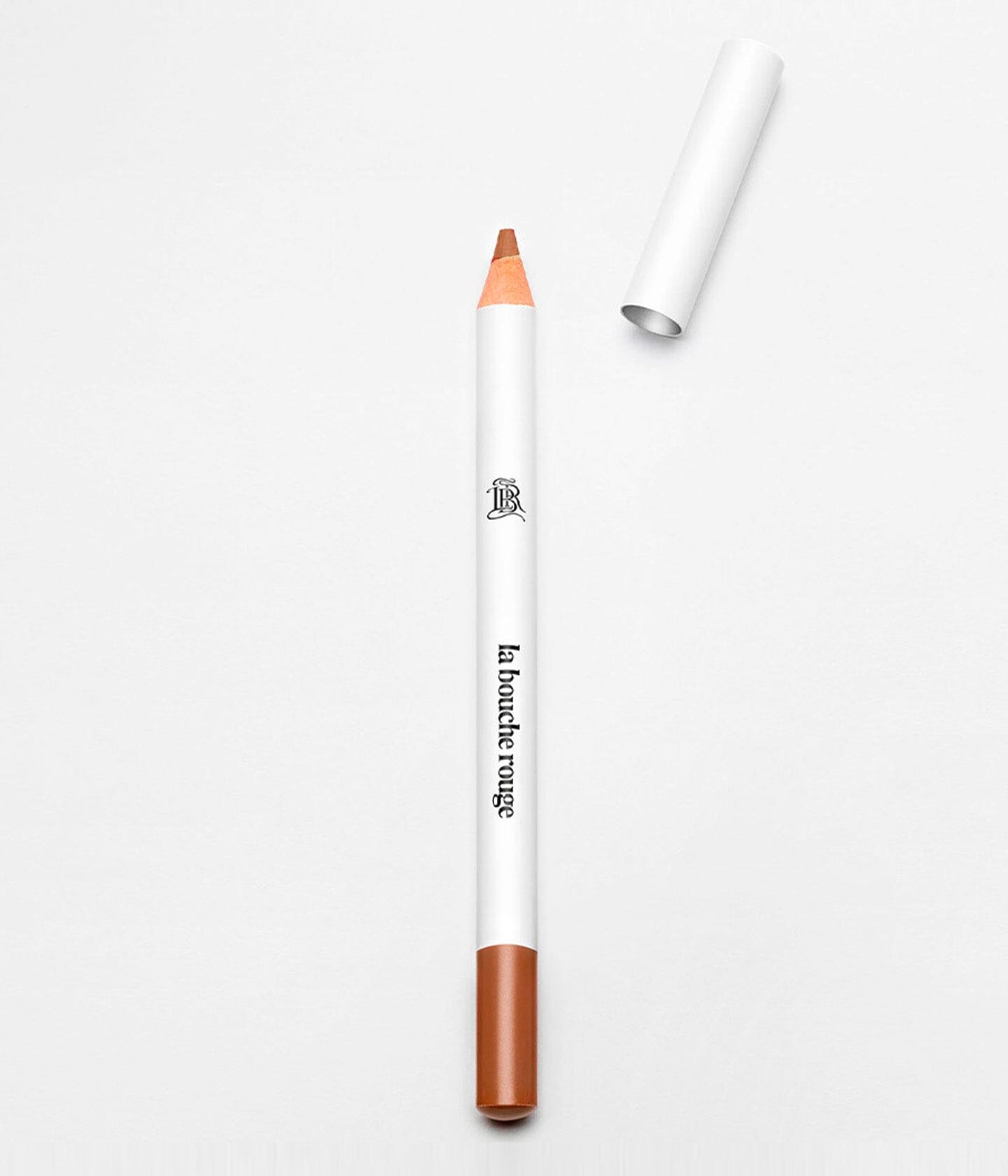Crayon à lèvres nude La Bouche Rouge Paris avec mine fine pour une application précise, visible en gros plan.