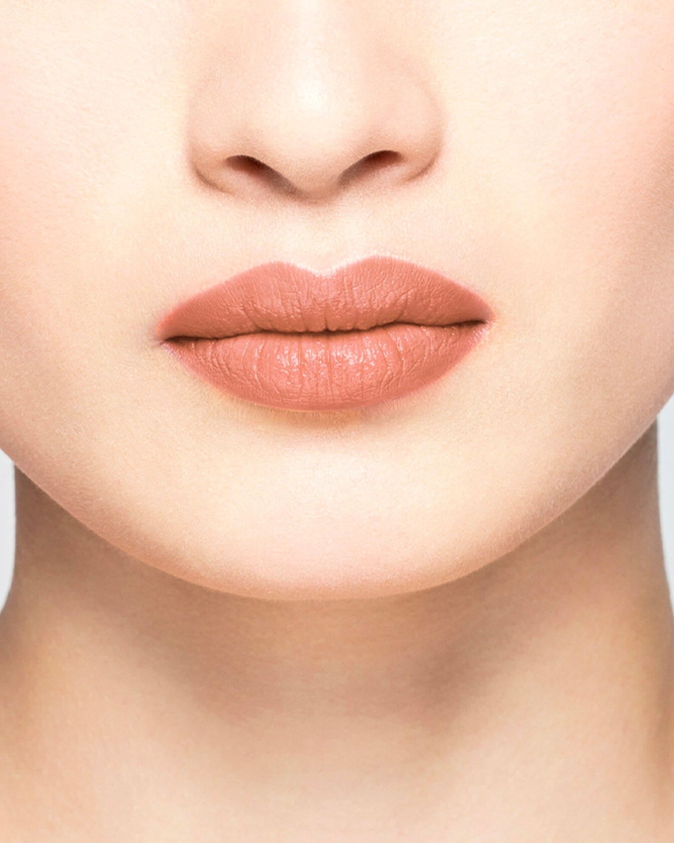 Rouge à lèvres nude La Bouche Rouge Paris, texture crémeuse et fini naturel, présenté dans un tube élégant.
