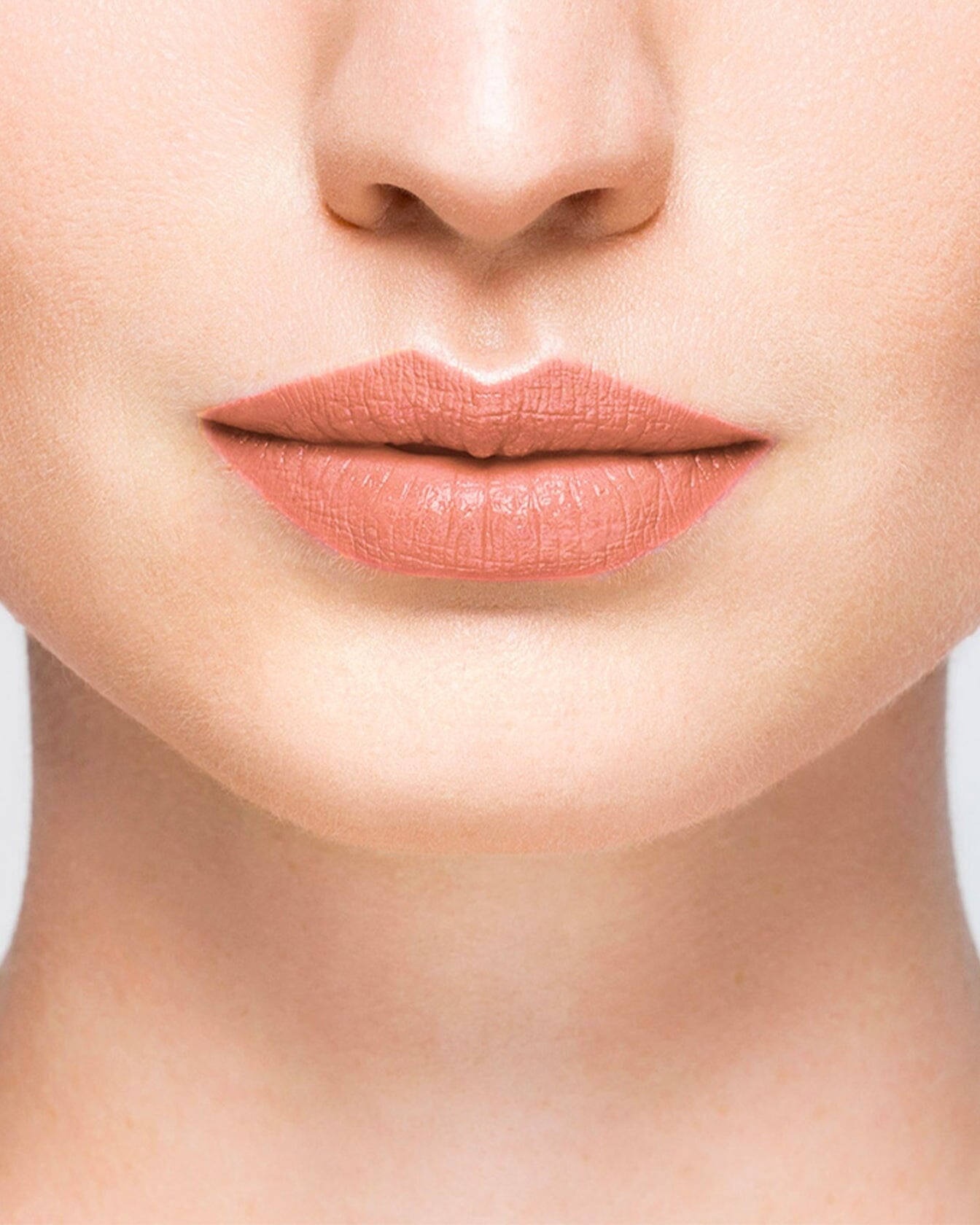 Rouge à lèvres nude La Bouche Rouge Paris, finition mate, dans un tube élégant, porté sur des lèvres naturelles.