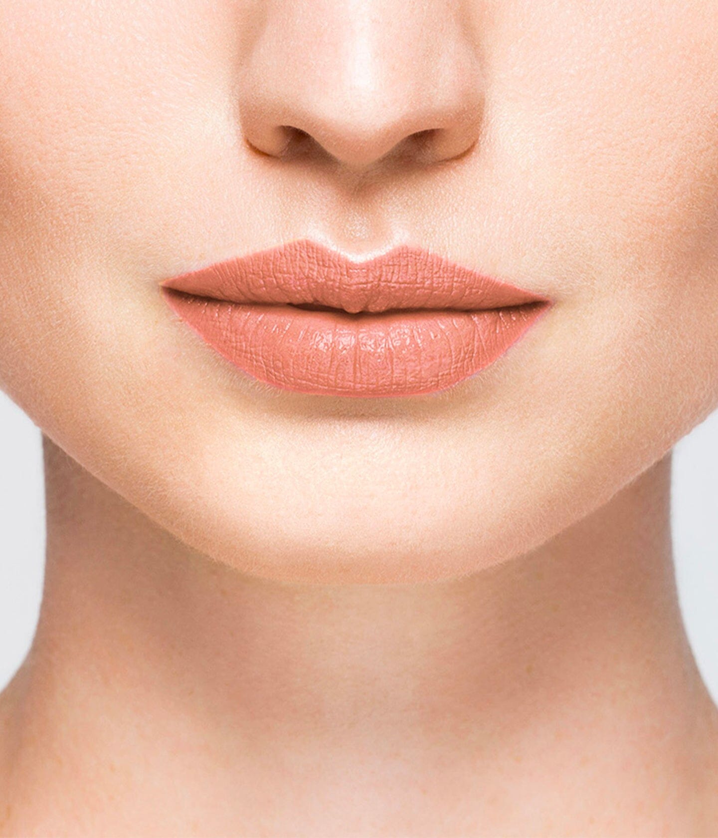 Rouge à lèvres nude La Bouche Rouge Paris, finition mate, dans un tube élégant, porté sur des lèvres naturelles.