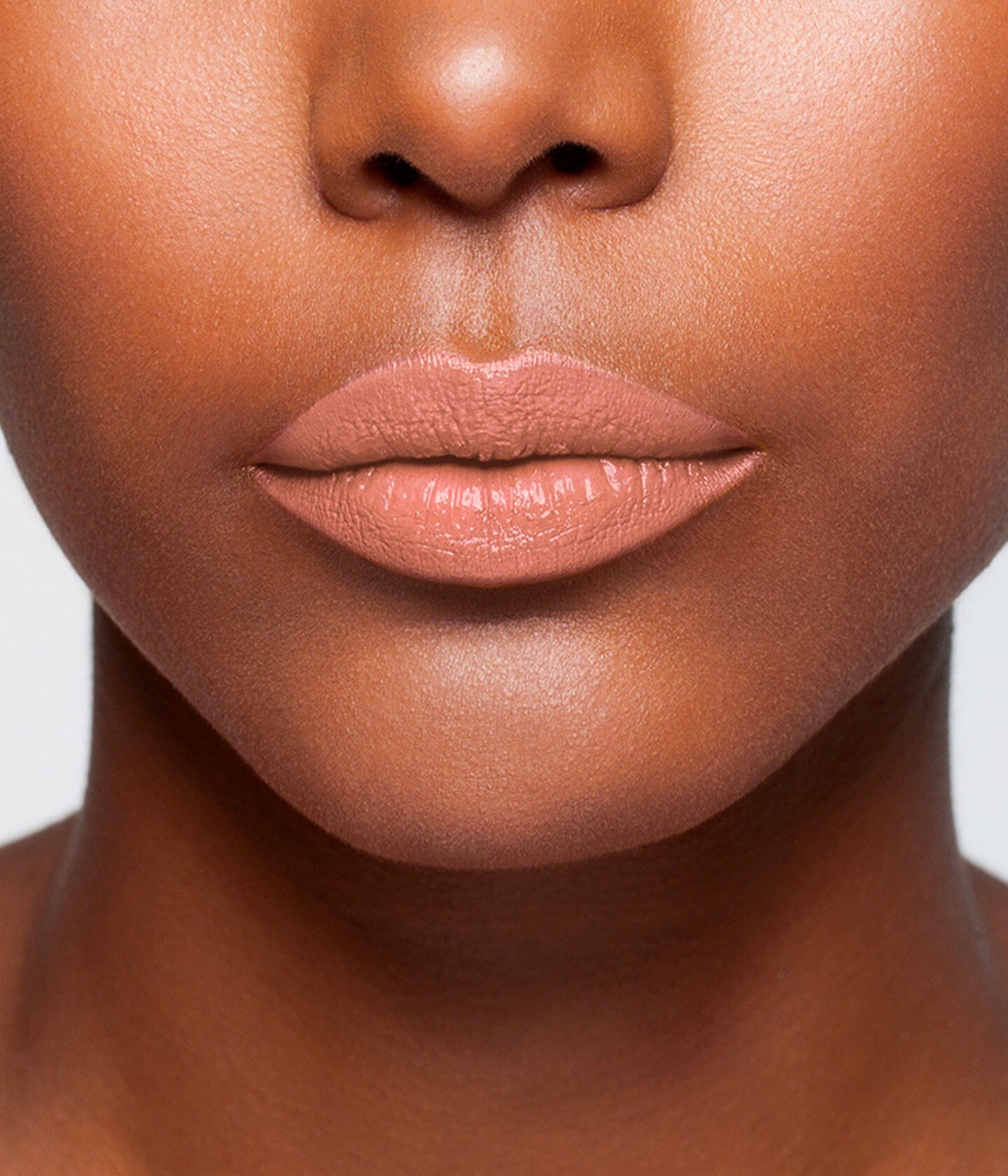 Rouge à lèvres nude La Bouche Rouge Paris, fini naturel et élégant, visible en tube dans cette image.