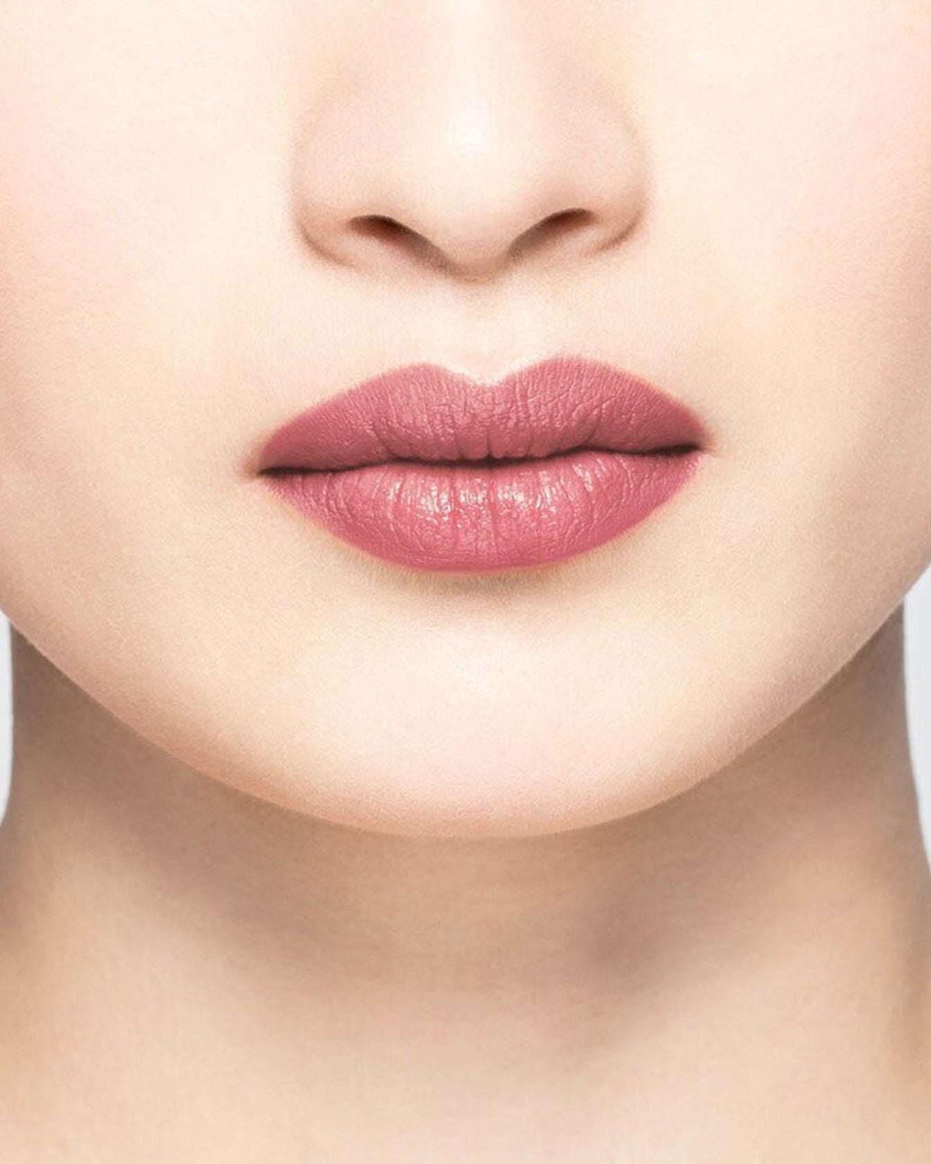 Rouge à lèvres nude pink de La Bouche Rouge Paris, tube élégant avec fini mat, ouvert pour montrer la teinte douce et naturelle.