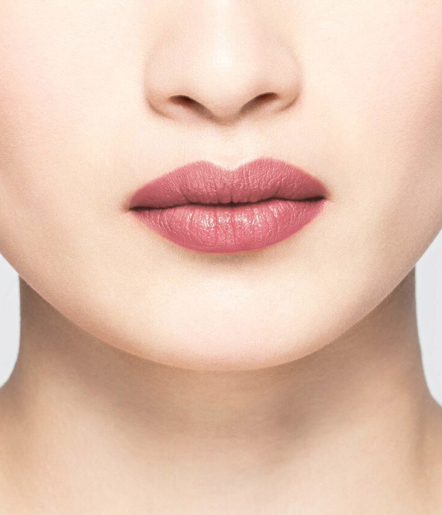 Rouge à lèvres nude pink de La Bouche Rouge Paris, tube élégant avec fini mat, ouvert pour montrer la teinte douce et naturelle.