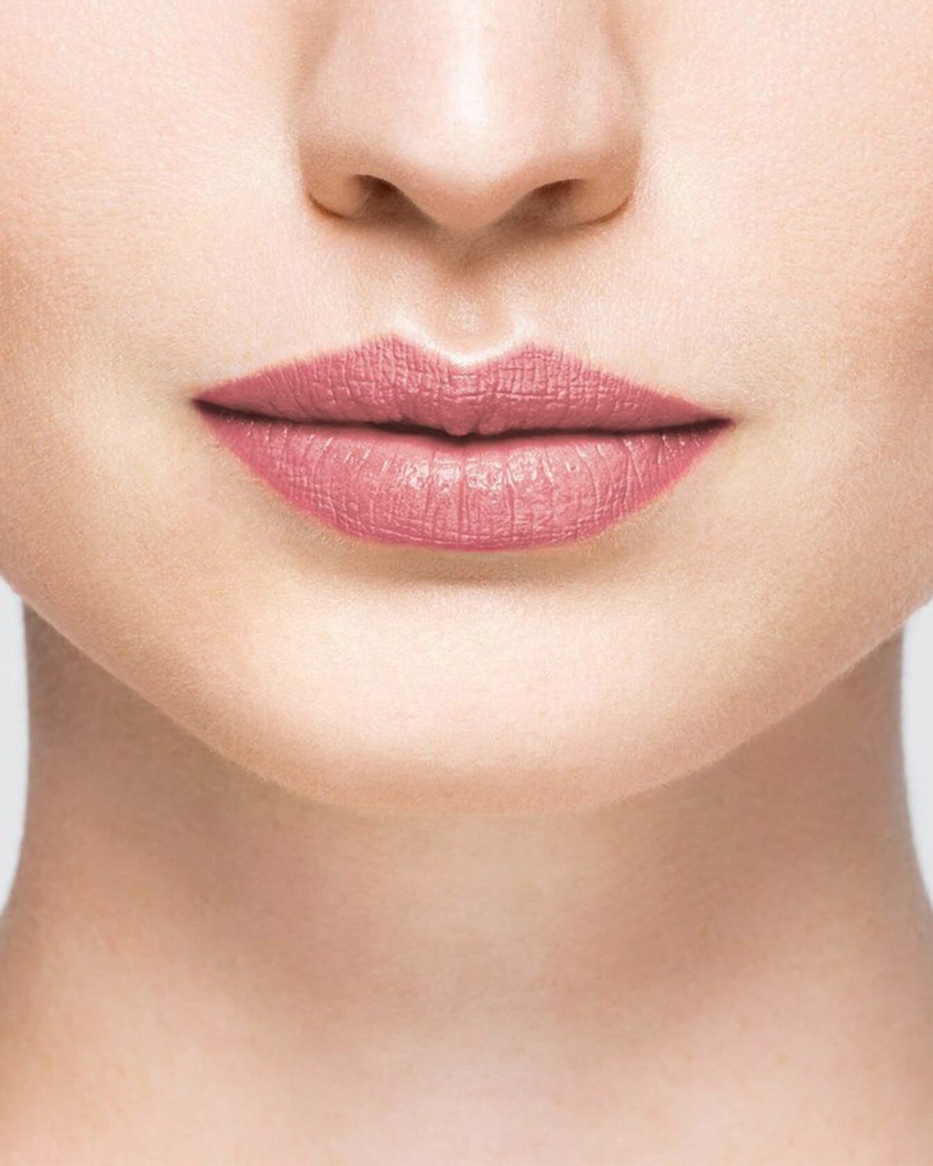 Rouge à lèvres nude Rose Pink 21 de La Bouche Rouge Paris, en tube élégant, avec une application appliquée sur les lèvres.