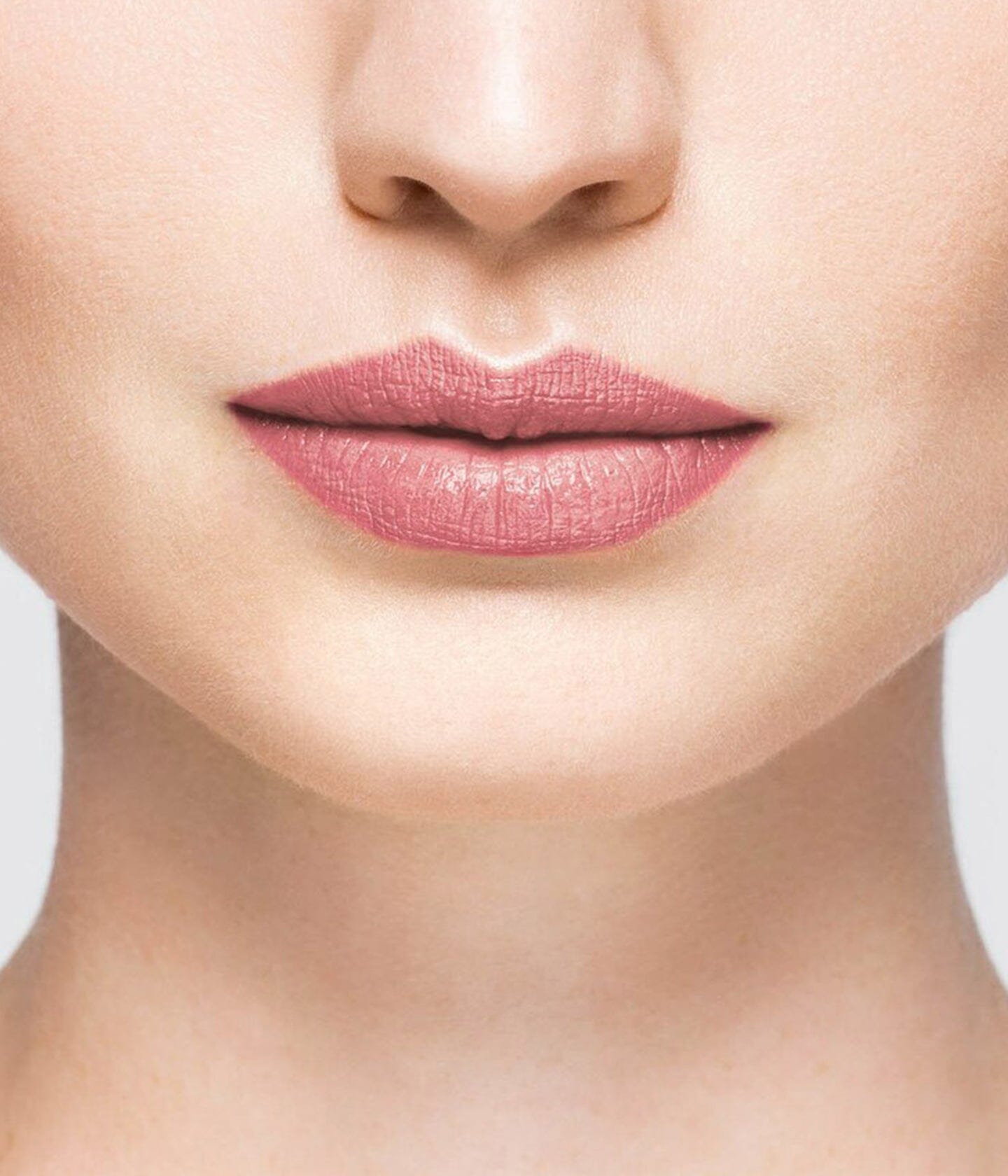 Rouge à lèvres nude Rose Pink 21 de La Bouche Rouge Paris, en tube élégant, avec une application appliquée sur les lèvres.