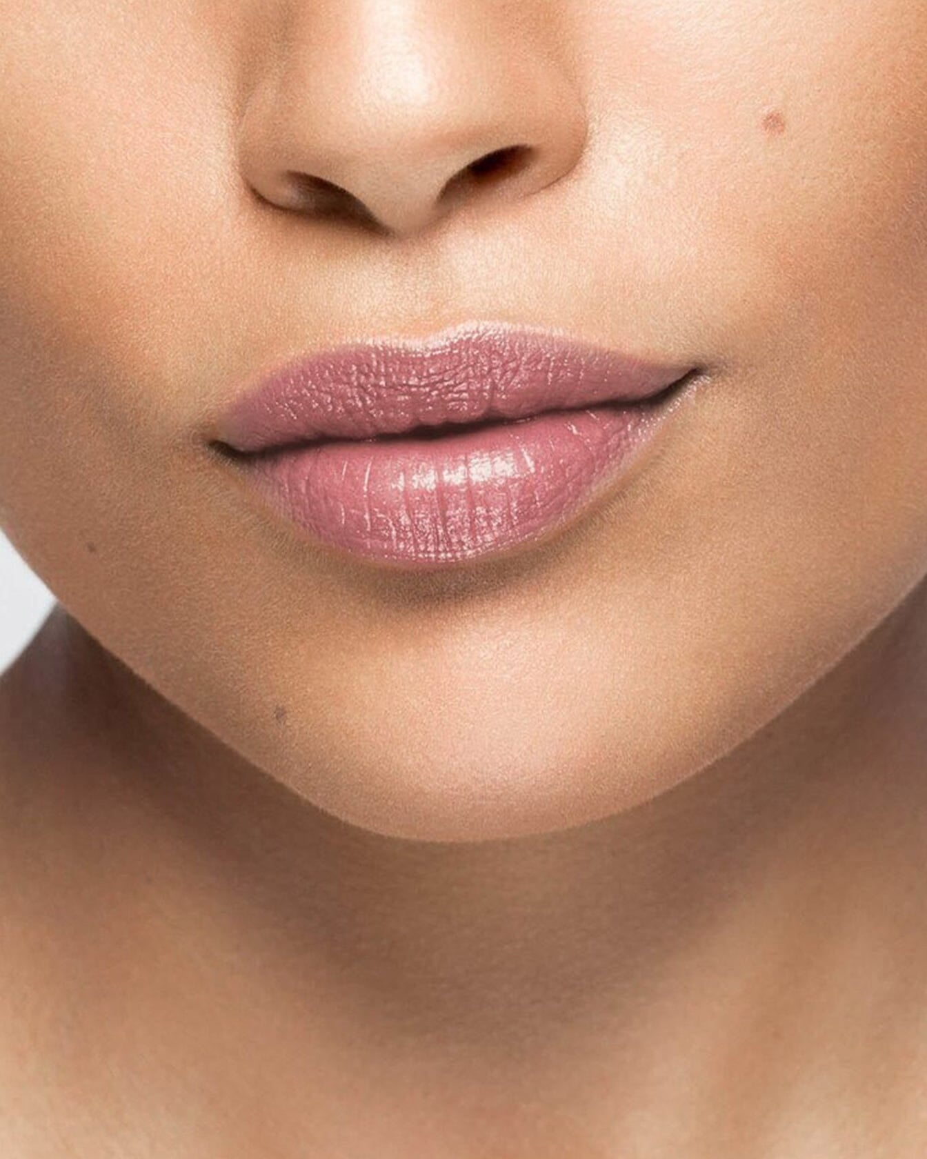 Rouge à lèvres nude pink La Bouche Rouge Paris dans son tube élégant, texture crémeuse et fini naturel visible.