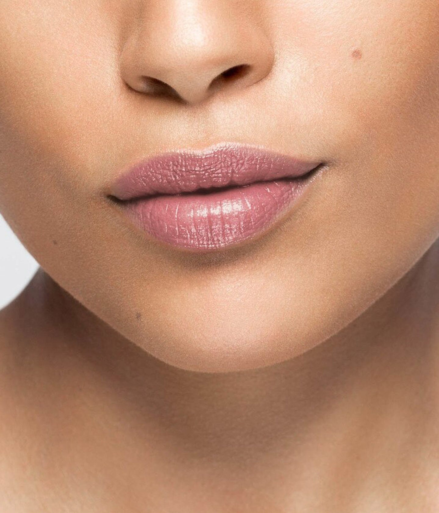 Rouge à lèvres nude pink La Bouche Rouge Paris dans son tube élégant, texture crémeuse et fini naturel visible.