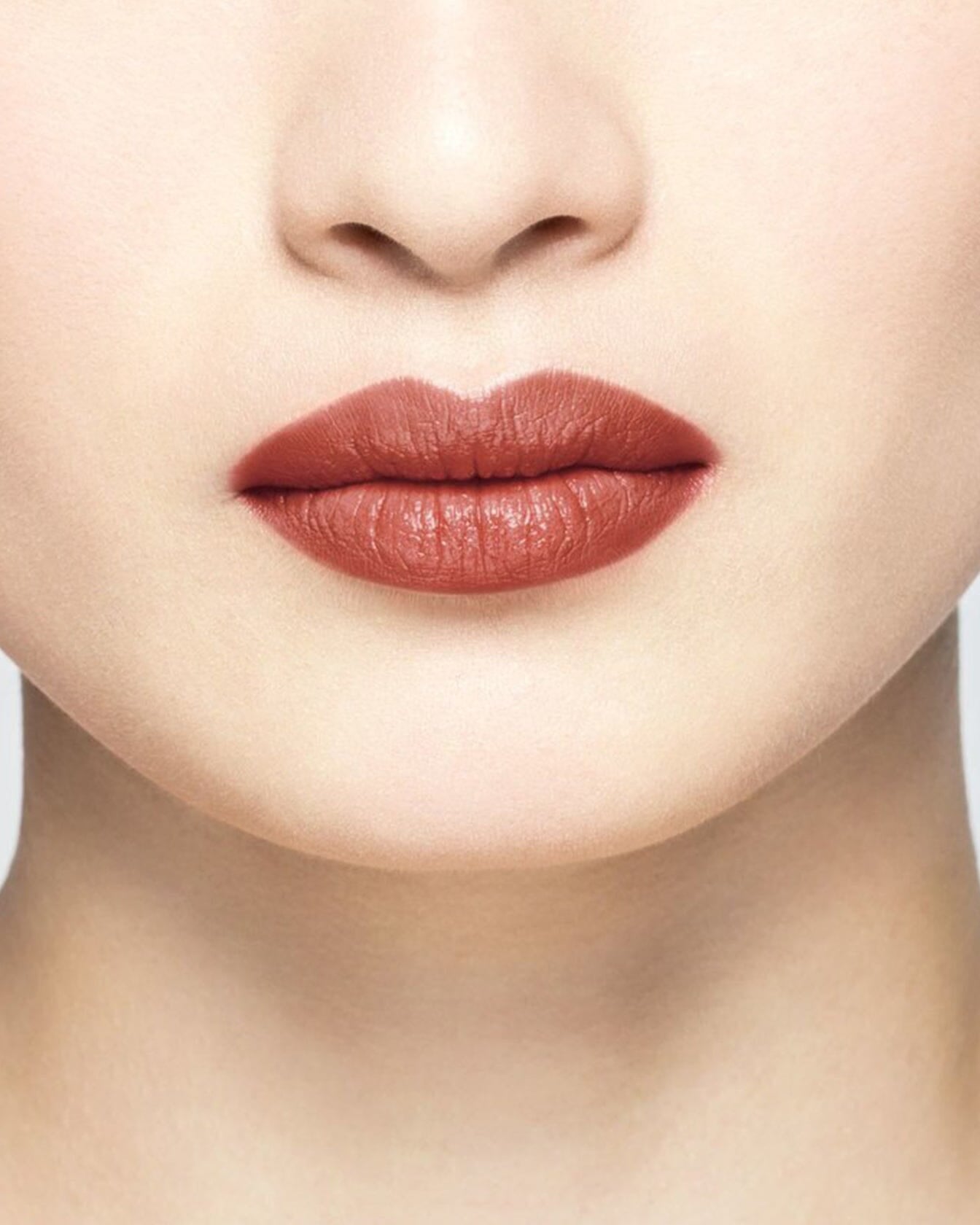 Rouge à lèvres nude rouge de La Bouche Rouge Paris, tube ouvert montrant la couleur nude rouge.