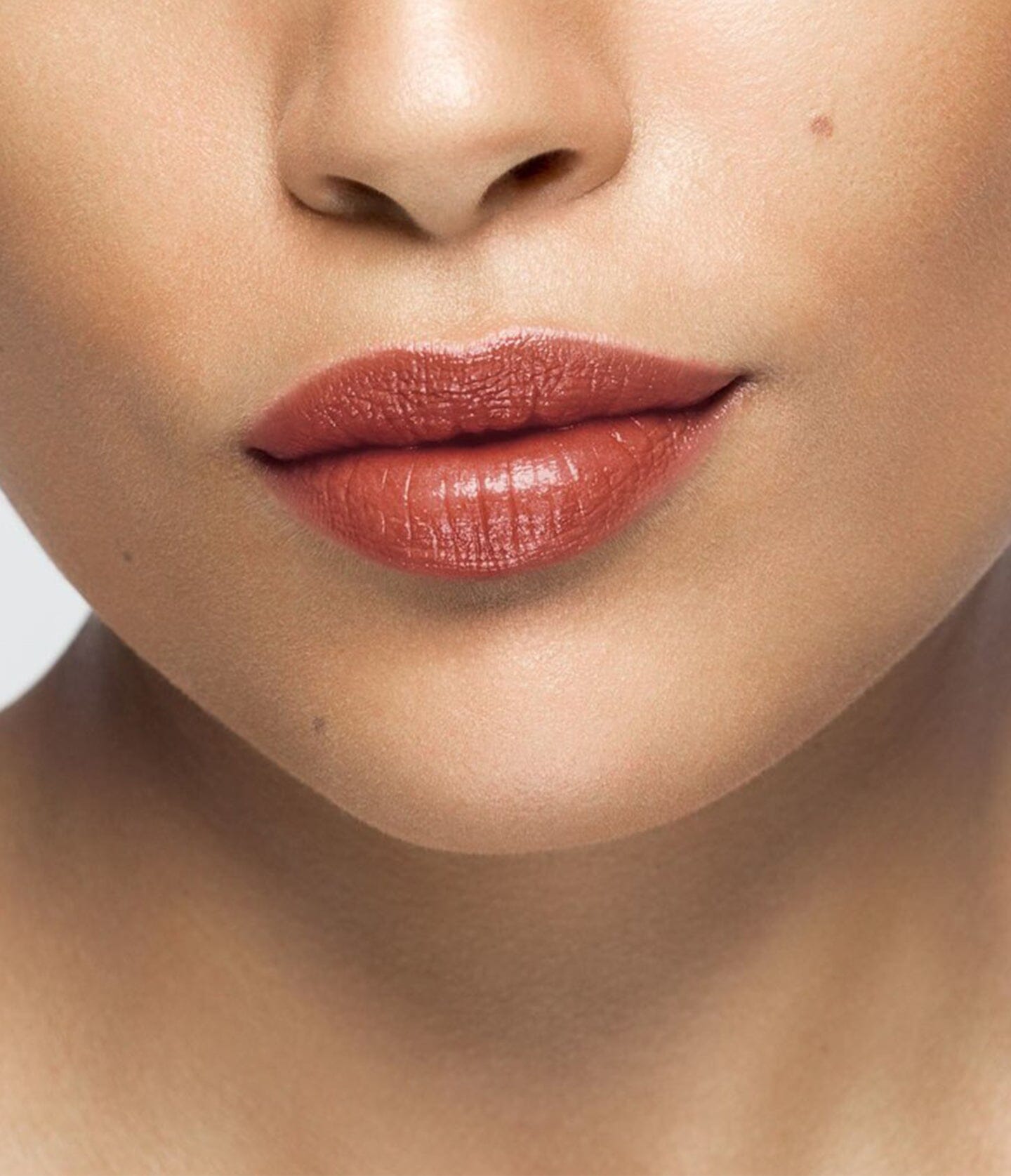 Rouge à lèvres nude de La Bouche Rouge Paris, couleur NudeRed-Skin31, présenté dans un tube élégant.