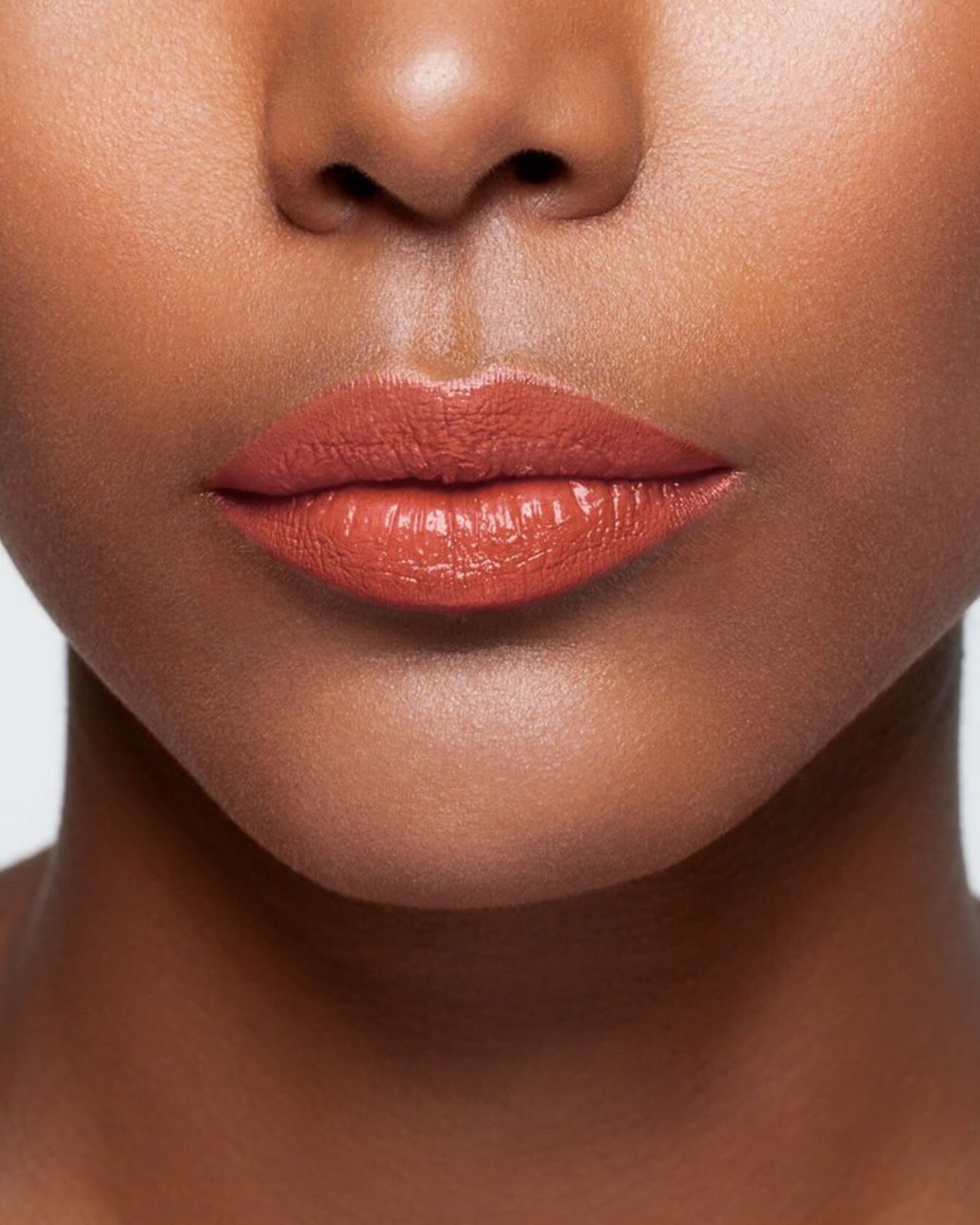 Rouge à lèvres nude rouge La Bouche Rouge Paris avec fini naturel et élégant, visible dans l'image NudeRed-Skin41.