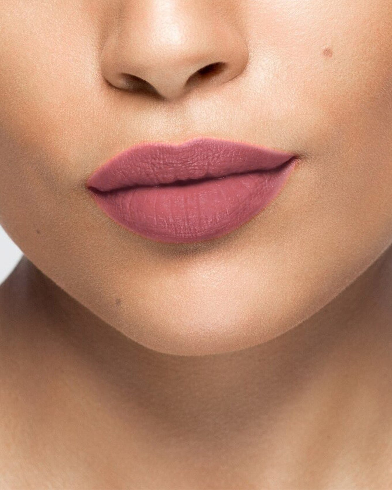 Rouge à lèvres La Bouche Rouge Paris Nude Rose 31 dans son tube élégant, couleur nude rosée sophistiquée.