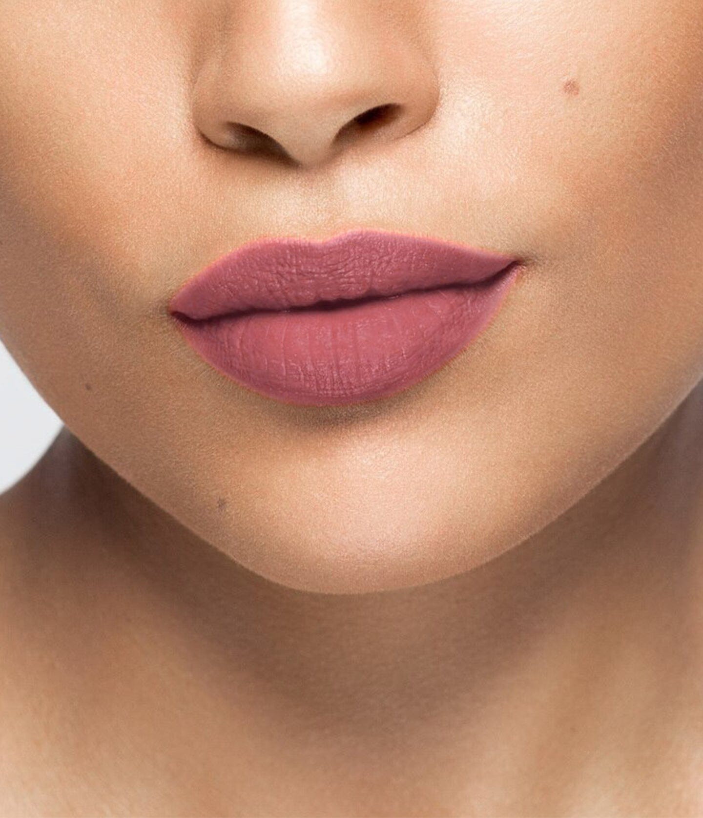 Rouge à lèvres La Bouche Rouge Paris Nude Rose 31 dans son tube élégant, couleur nude rosée sophistiquée.