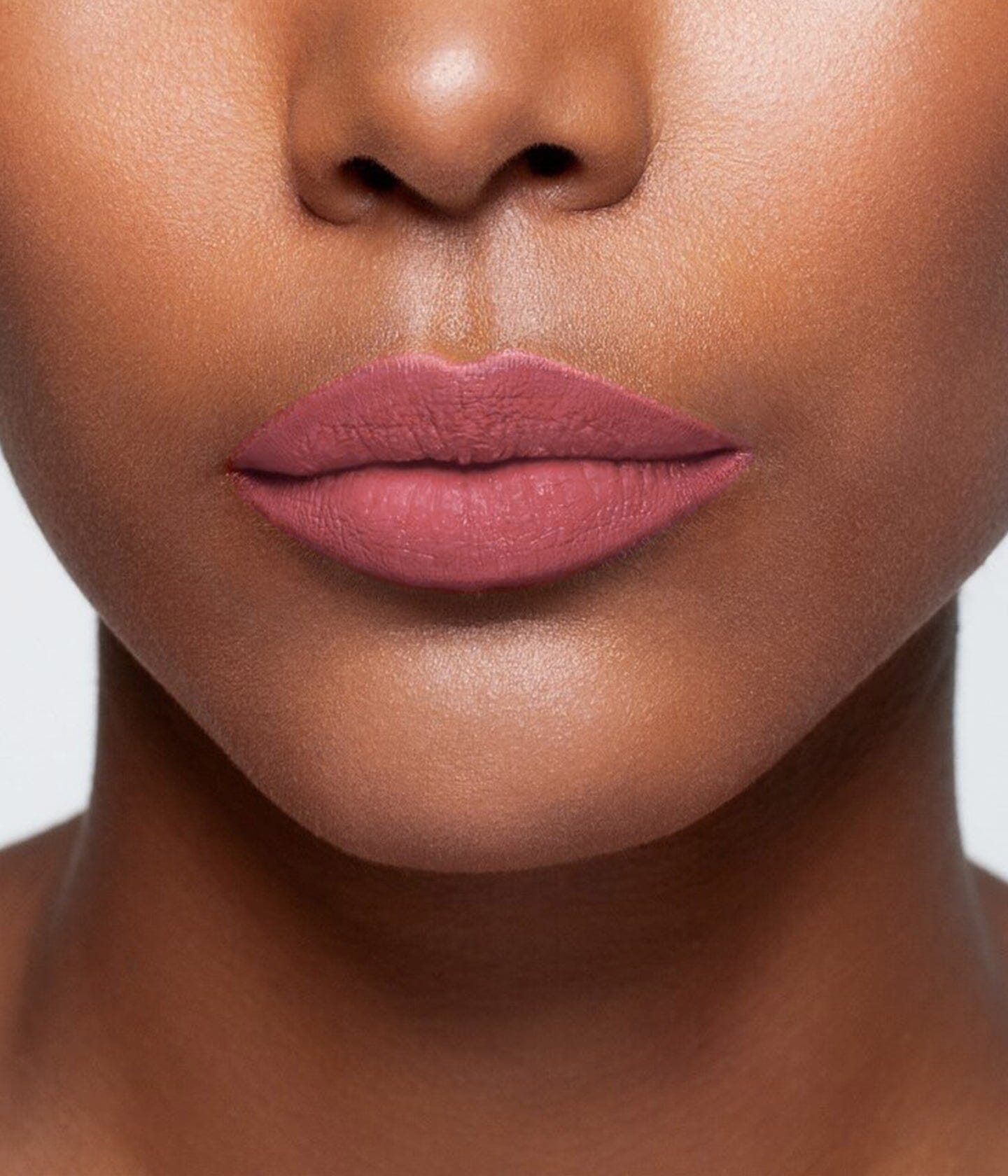 Rouge à lèvres nude La Bouche Rouge Paris, fini mat, visible tube élégant avec le produit appliqué sur la main.