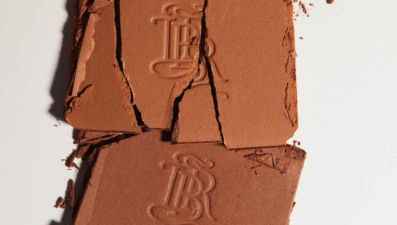 Texture éclatée de deux poudres de soleil La Terre – teintes Blonde et Intense, en gros plan