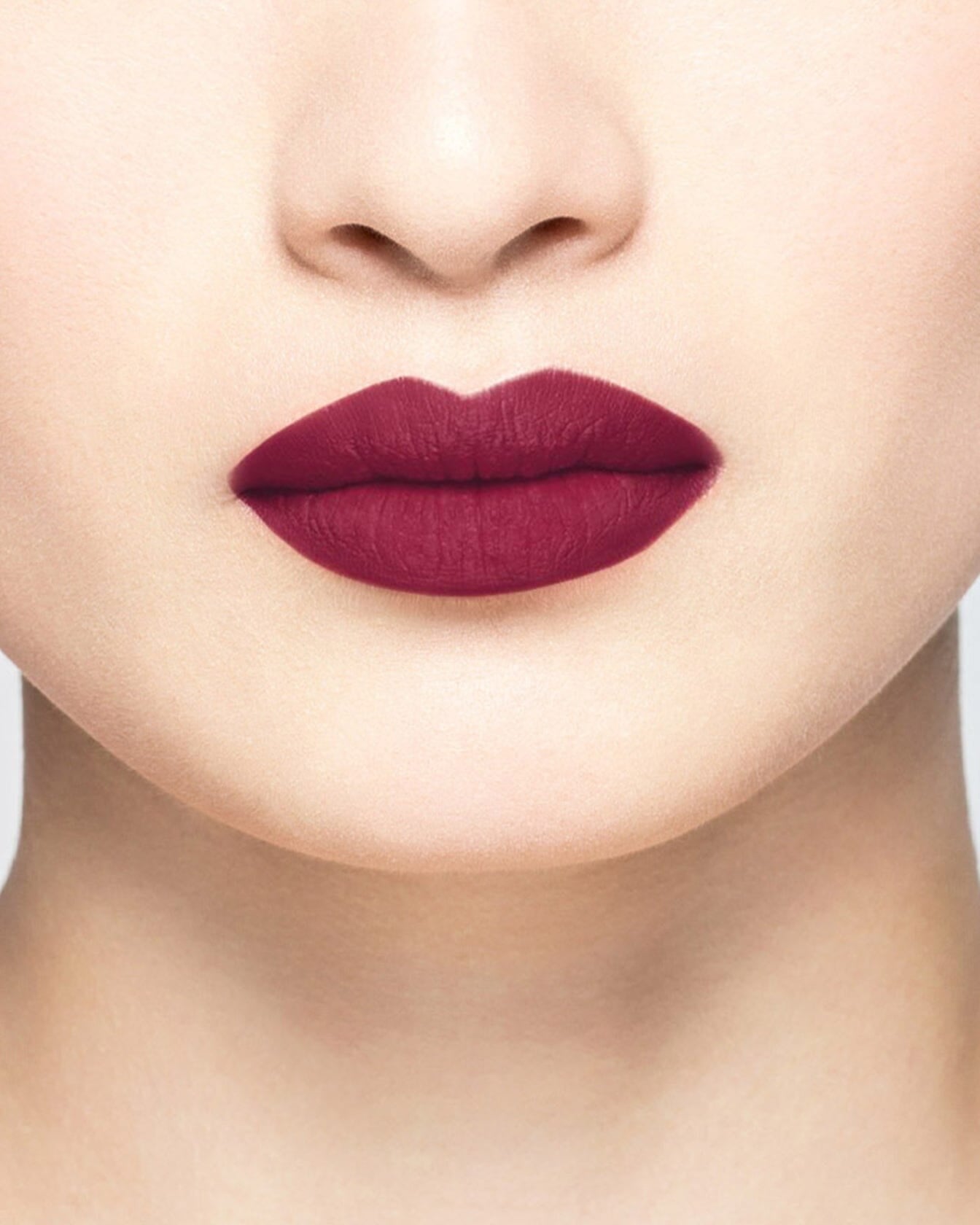 Rouge à lèvres La Bouche Rouge Paris couleur Passionate Red, finition satinée, appliqué sur les lèvres avec un éclairage naturel