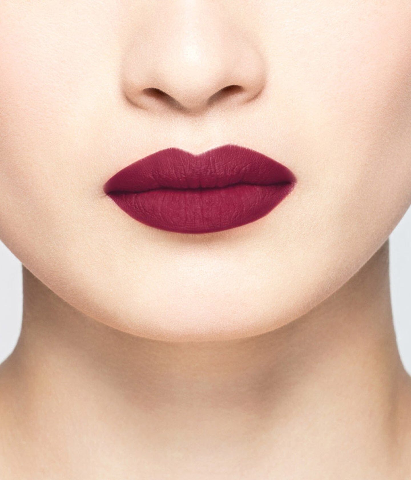 Rouge à lèvres La Bouche Rouge Paris couleur Passionate Red, finition satinée, appliqué sur les lèvres avec un éclairage naturel