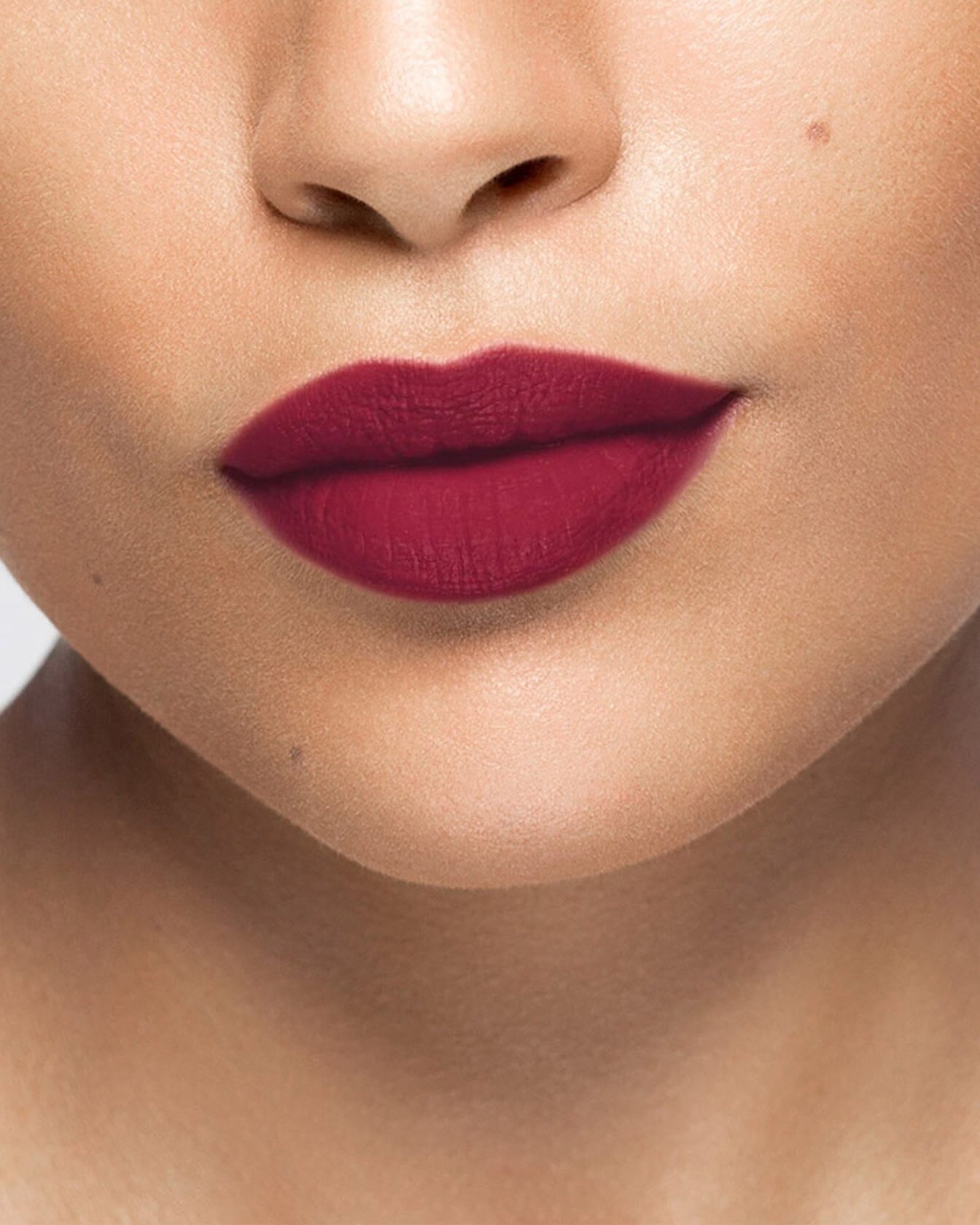 Rouge à lèvres La Bouche Rouge Paris couleur Passionate Red sur peau, texture lisse et fini brillant, élégant et sophistiqué.