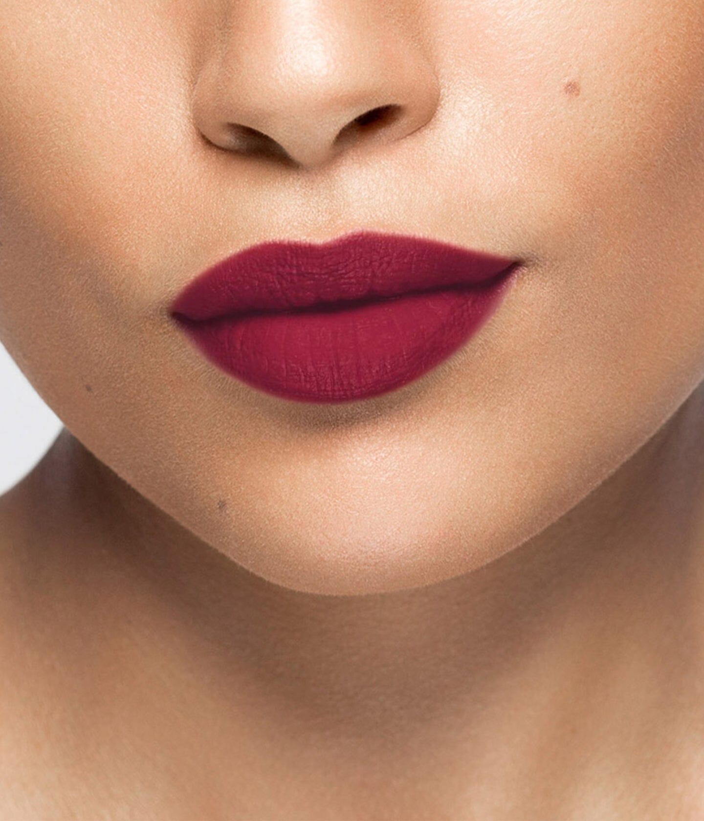 Rouge à lèvres La Bouche Rouge Paris couleur Passionate Red sur peau, texture lisse et fini brillant, élégant et sophistiqué.